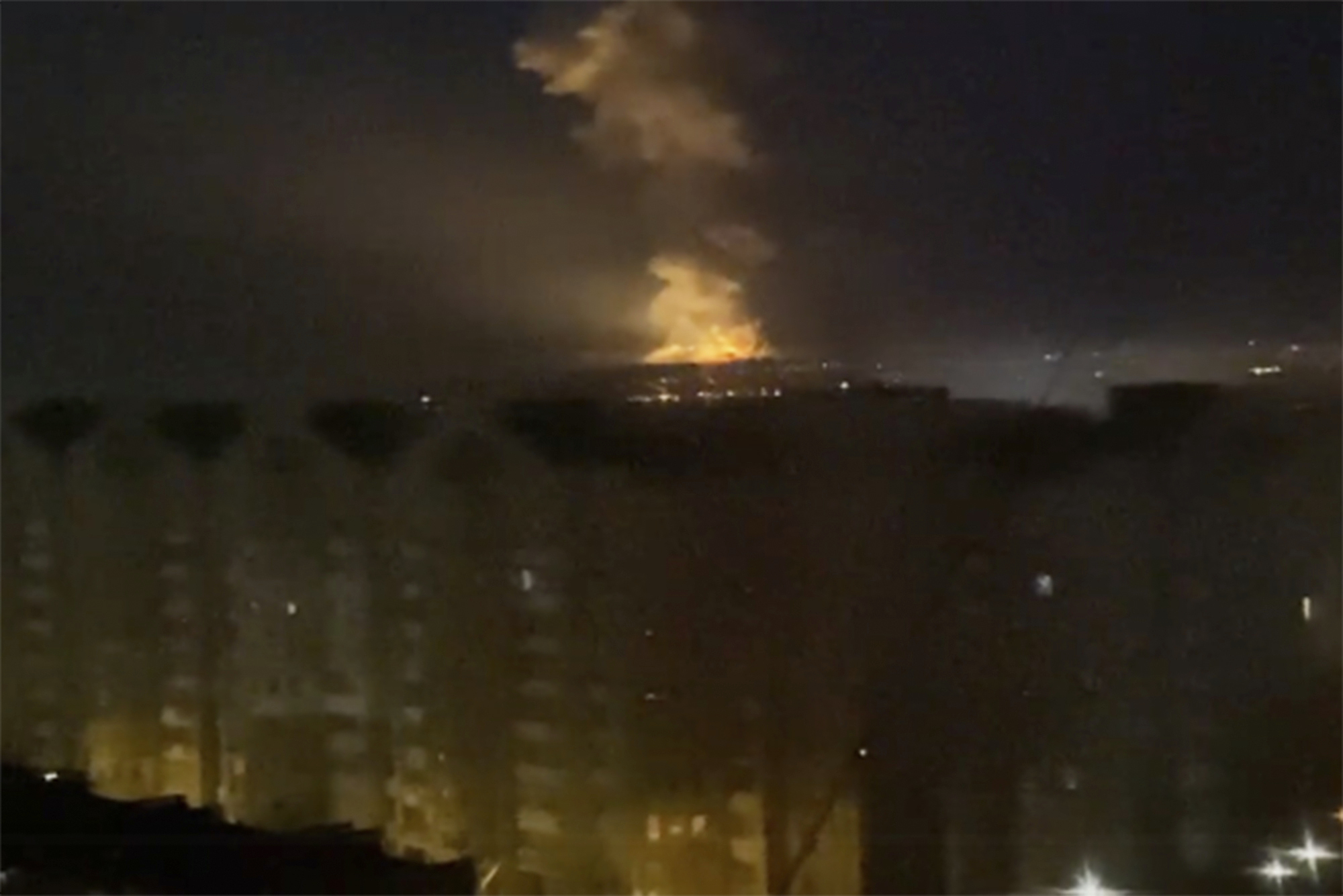 Eine Flamme ist in der Nähe des Flusses Dnjepr in Kiew, Ukraine, am Donnerstag, 24. Februar 2022, zu sehen.
