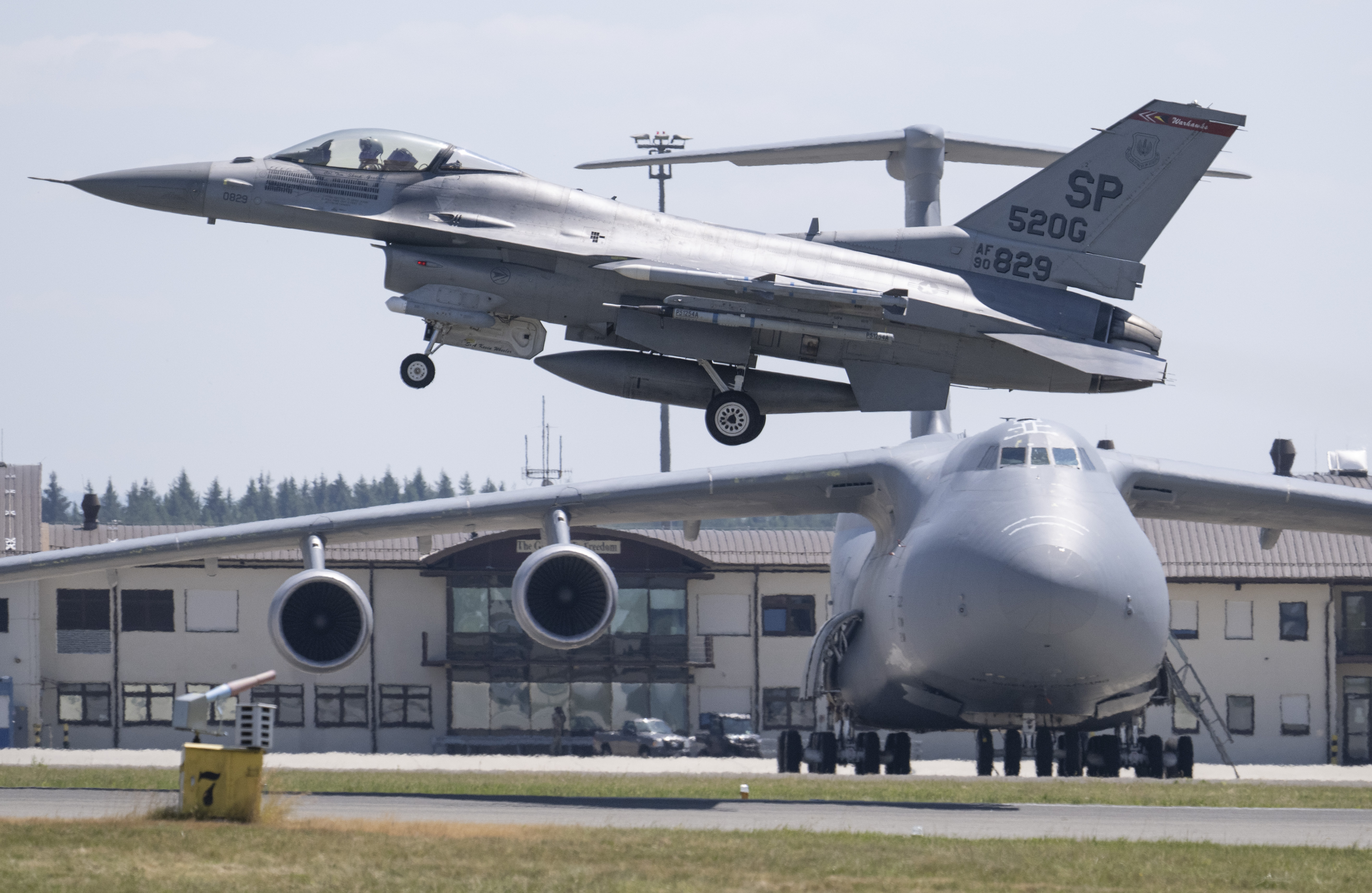Ein Kampfflugzeug vom Typ F-16 der US Air Force startet von der US-Air Base Spangdahlem während der Luftwaffenübung «Air Defender 2023». An der Luftwaffenübung unter deutscher Führung nehmen bis zum 23. Juni 25 Nationen sowie die Nato teil. 