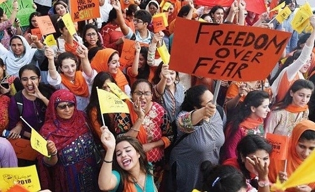 Pakistanische Frauen veranstalteten anlässlich des Internationalen Frauentags einen öffentlichen Marsch in Karatschi – und forderten Gerechtigkeit