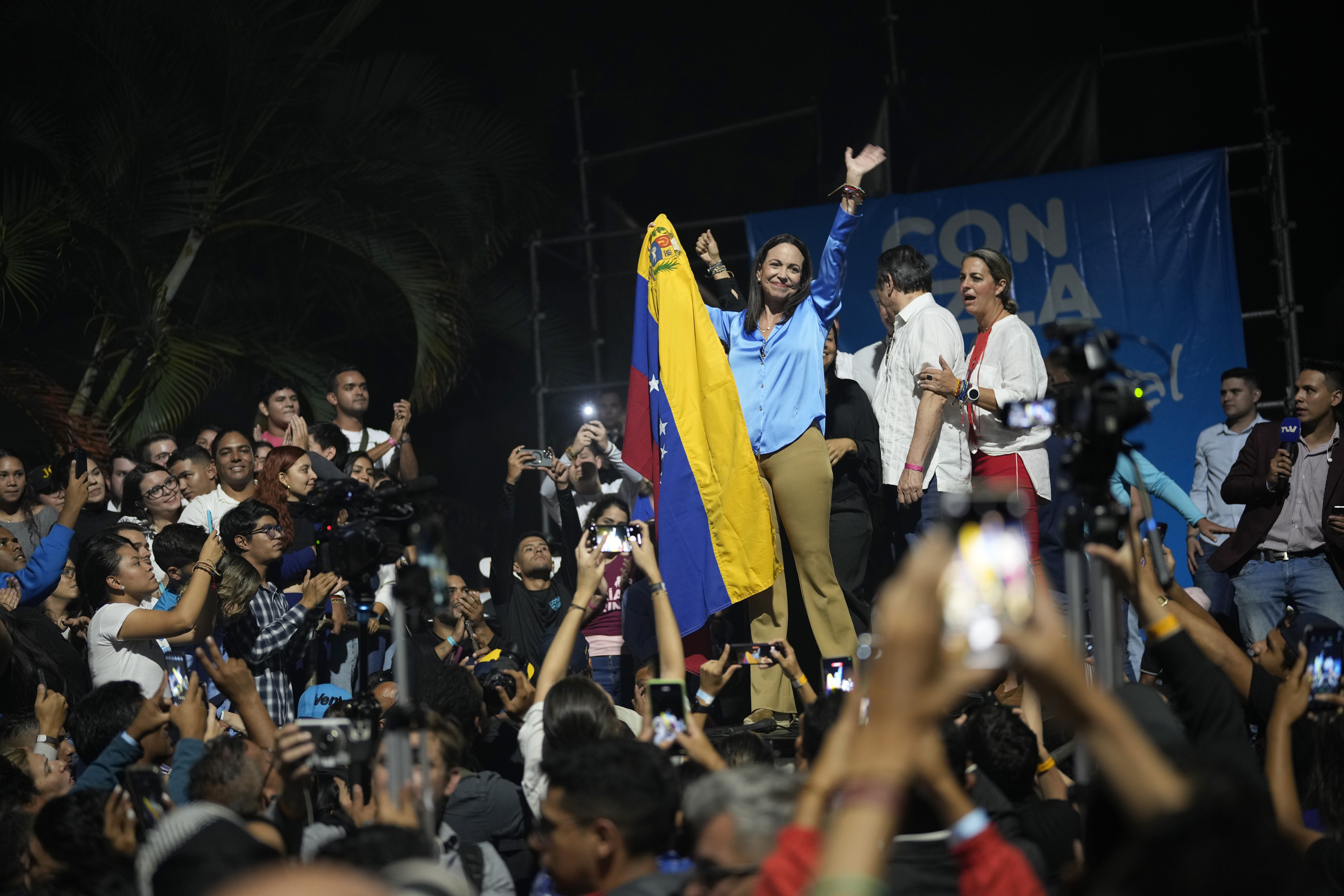 Die Präsidentschaftskandidatin der Opposition, Maria Corina Machado, feiert mit ihren Anhängern nach der Bekanntgabe des Ergebnisses der Vorwahlen der Opposition in ihrer Wahlkampfzentrale in Caracas, Venezuela