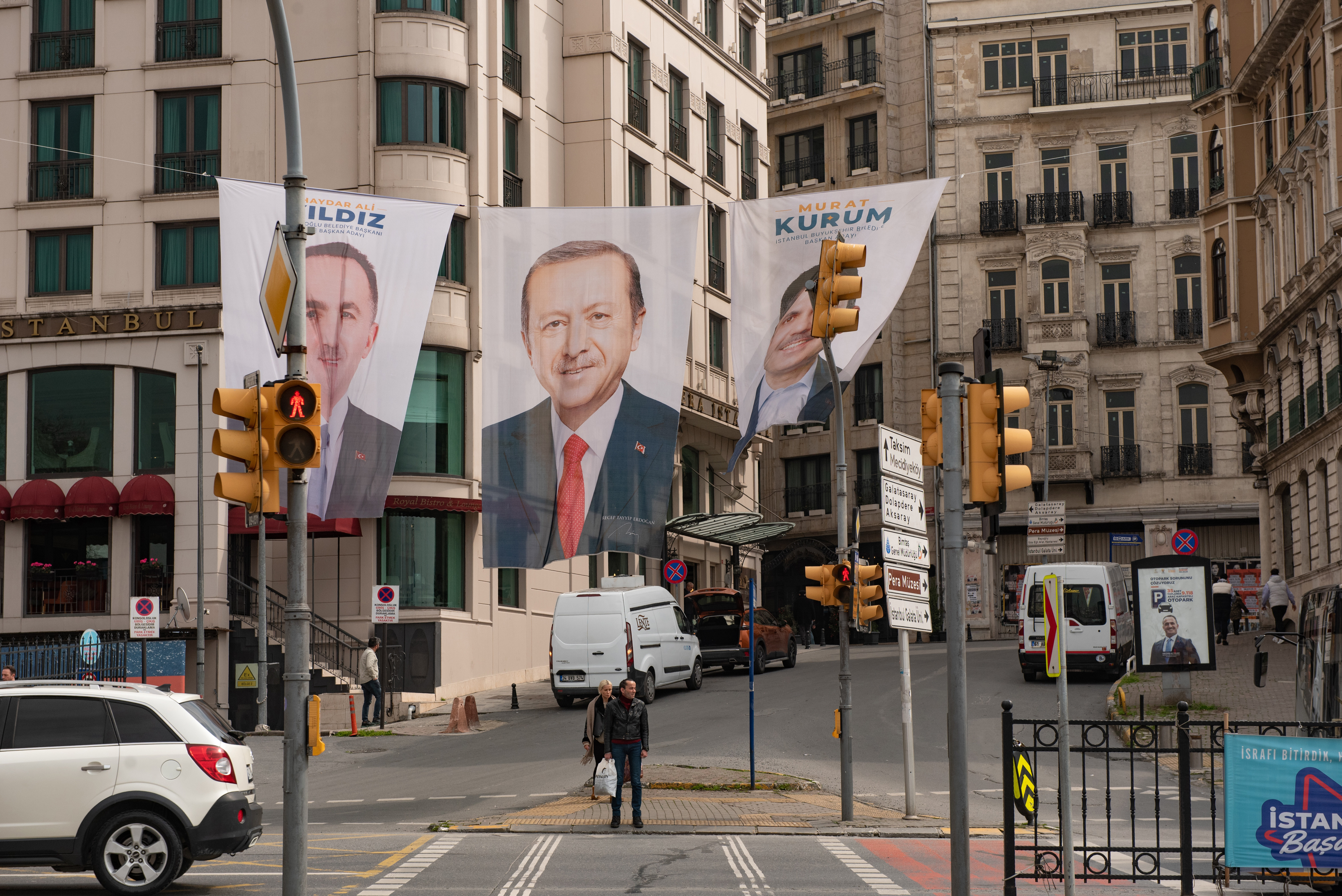 Ein Wahlbanner des türkischen Präsidenten Recep Tayyip Erdogan von der regierenden AKP hängt über einer Straße in Istanbul.