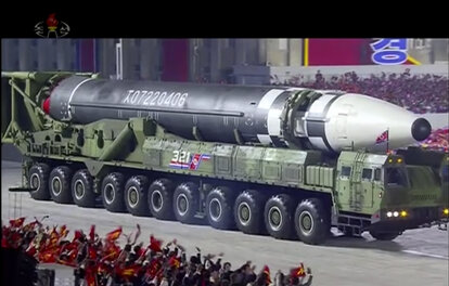 Die gigantische Interkontinentalrakete „Hwasong 16“  auf einem auf 11-achsigem Raketentransporter