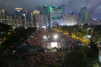 4. Juni 2019, Hongkong, China: Anlässlich des 30. Jahrestages des Massakers auf dem Platz des Himmlischen Friedens in Peking 1989 findet im Hongkonger Victoria Park eine Mahnwache bei Kerzenlicht statt.