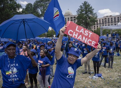 Anhänger der Oppositionspartei Democratic Alliance (DA) demonstrieren im Rahmen der Veranstaltungen zu den Parlamentswahlen im Mai in Pretoria, Südafrika