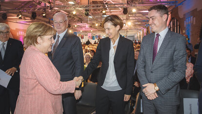 Die Bundeskanzlerin mit dem neuen Vorstandsmitglied der Stiftung für die Freiheit, Bettina Stark-Watzinger, und Tavi Roivas, dem ehemaligen Ministerpräsidenten Estlands.
