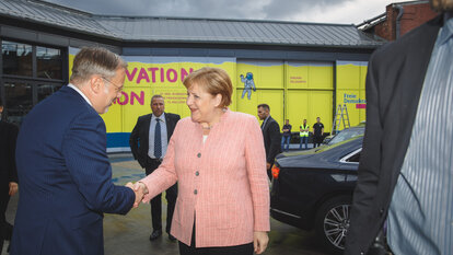 Steffen Saebisch, Hauptgeschäftsführer der Friedrich-Naumann-Stiftung für die Freiheit, begrüßt Bundeskanzlerin Angela Merkel zum Festakt des Stiftungsjubiläums.