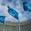 Flaggen der Europäischen Union am Berlaymont-Gebäude der Europäischen Kommission in Brüssel