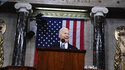 Joe Biden spricht frisch vor US Flagge und dem Text "In God we trust" seine State of the Union Rede