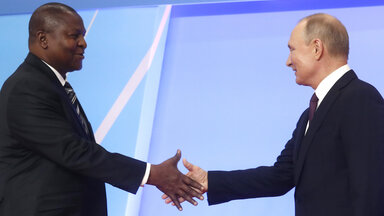 Der russische Präsident Wladimir Putin gemeinsam mit dem Präsidenten der Zentralafrikanischen Republik Faustin Archange Touadera während einer Begrüßungszeremonie des Russland-Afrika-Gipfels im russischen Schwarzmeerort Sotschi am Mittwoch, 23. Oktober 2019