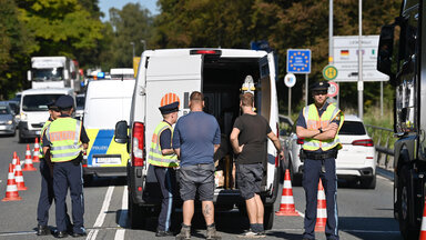 Polizisten kontrollieren ein Fahrzeug an der Kontrollstelle der Bayerischen Grenzpolizei auf der B 304
