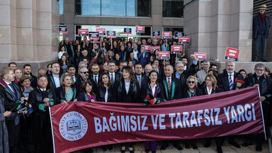 Anwälte halten ein Transparent mit der Aufschrift "Unabhängige und unparteiische Justiz" und rufen Slogans während eines Protestes gegen die Entscheidung des Obersten Gerichtshofs der Türkei in Bezug auf den inhaftierten Abgeordneten Can Atalay vor dem Istanbuler Gerichtsgebäude in Istanbul