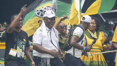 Der südafrikanische Präsident Cyril Ramaphosa feiert nach seiner Rede im Mose-Mabhida-Stadion in Durban, Südafrika, am Samstag, 24. Februar 2024, bei der Vorstellung des nationalen Wahlprogramms des Afrikanischen Nationalkongresses im Vorfeld der Parlamentswahlen 2024.