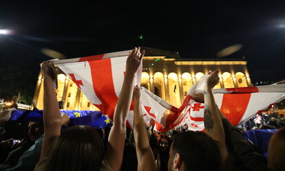 Demonstranten, die sich gegen den Gesetzentwurf zur „Transparenz ausländischer Einflussnahme“ aussprechen, versammeln sich vor dem Parlamentsgebäude zu einer nächtlichen Protestaktion in Tiflis, Georgien
