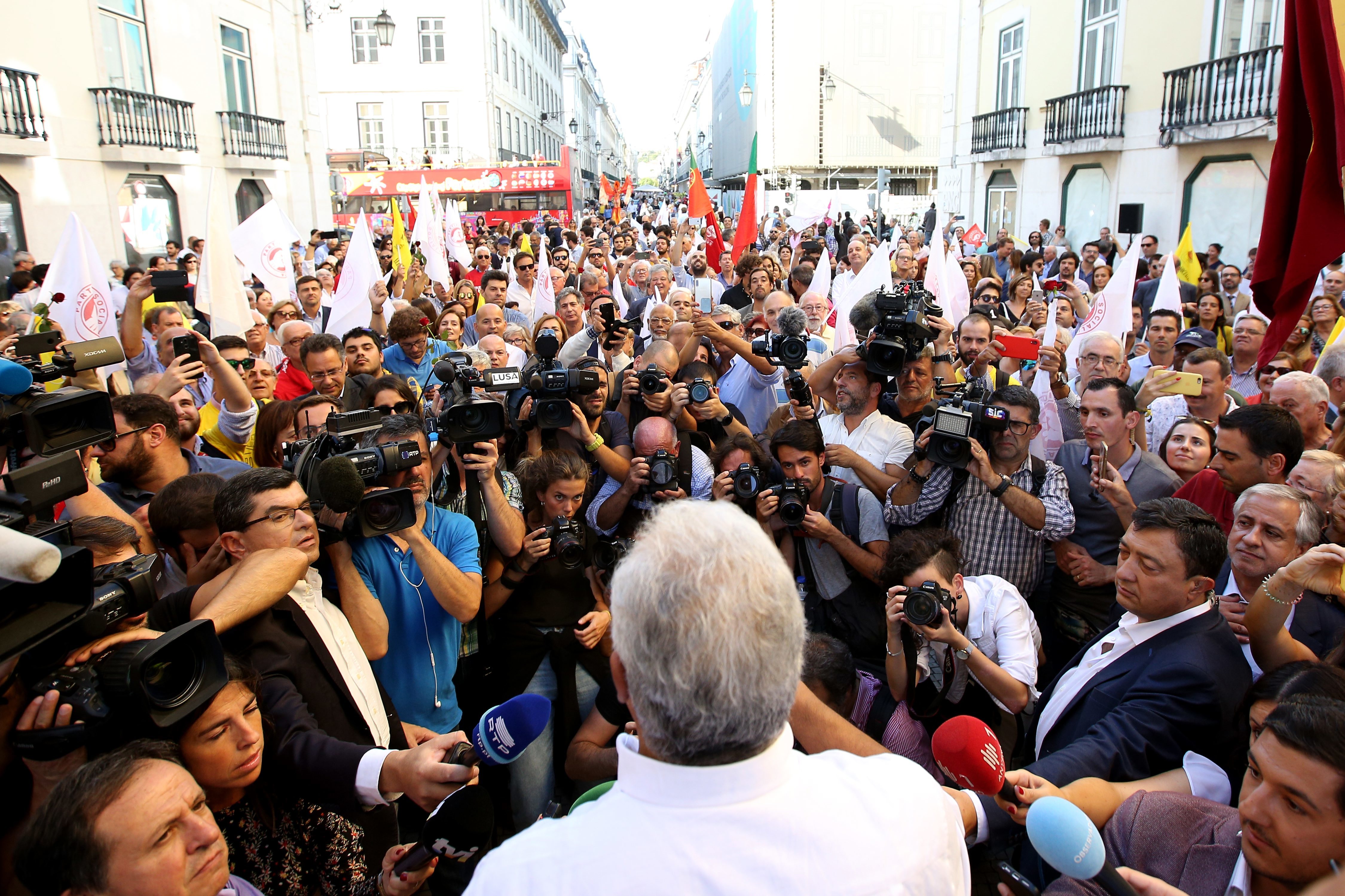 Der portugiesische Premierminister Antonio Costa hält eine Rede während einer Kundgebung in Lissabon.