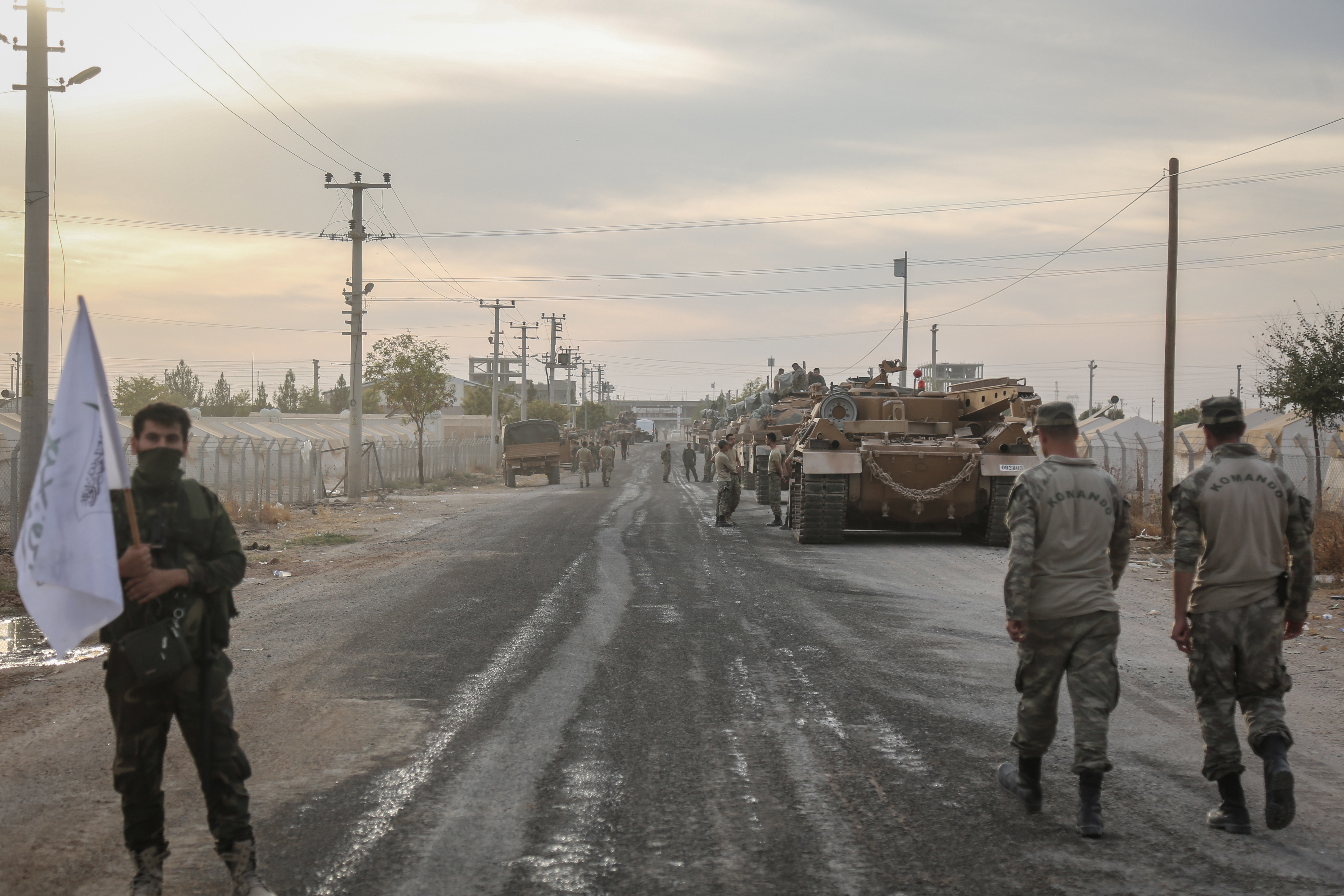 Soldaten gehen an der Grenze zwischen der türkischen Stadt Akcakale und der syrischen Stadt Tall Abyad in einem Aufenthaltsbereich für die türkischen Streitkräfte und die türkisch unterstützte syrische Nationalarmee und warten auf ihren Einsatz.