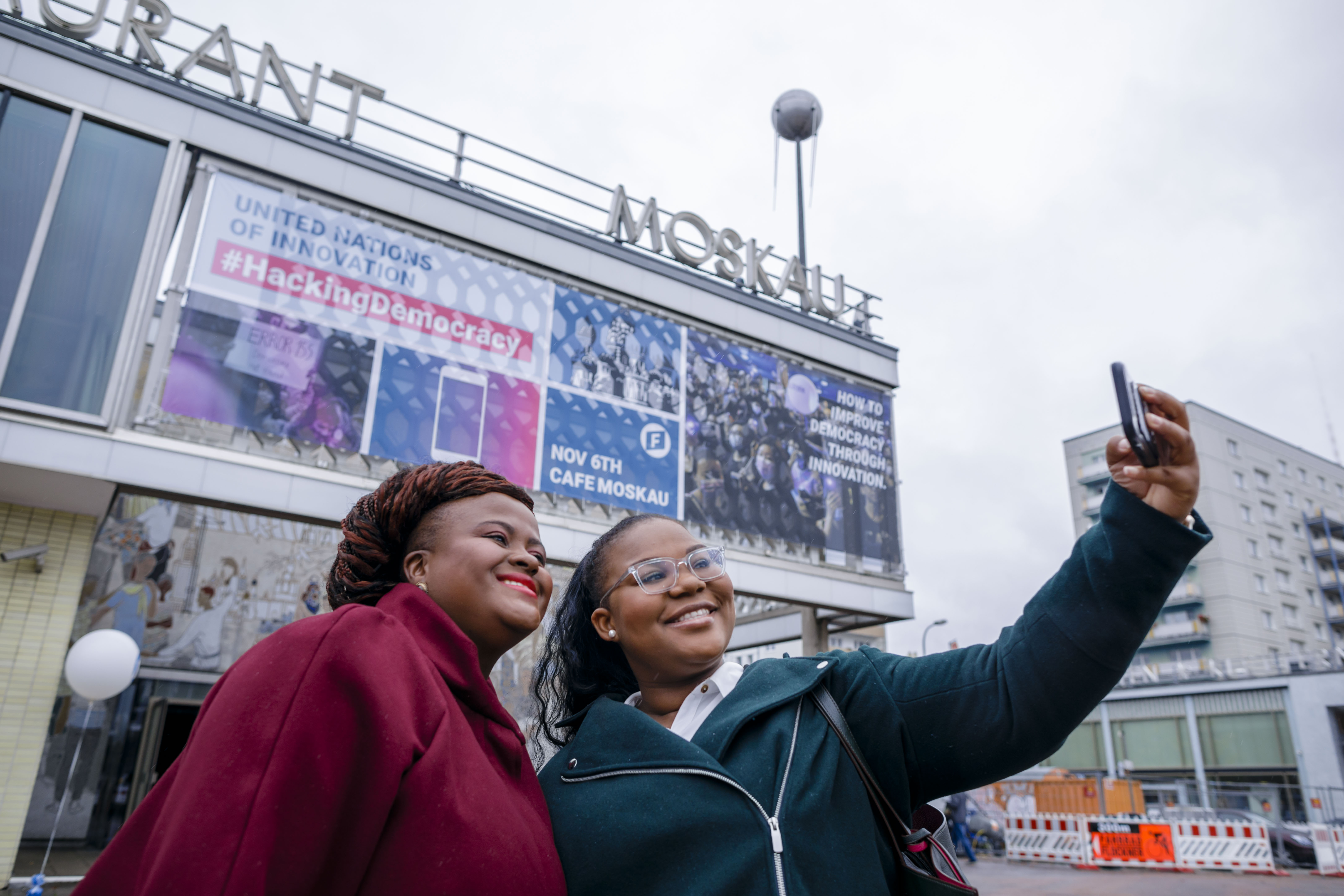 Internationale Gäste vor dem Eingang
