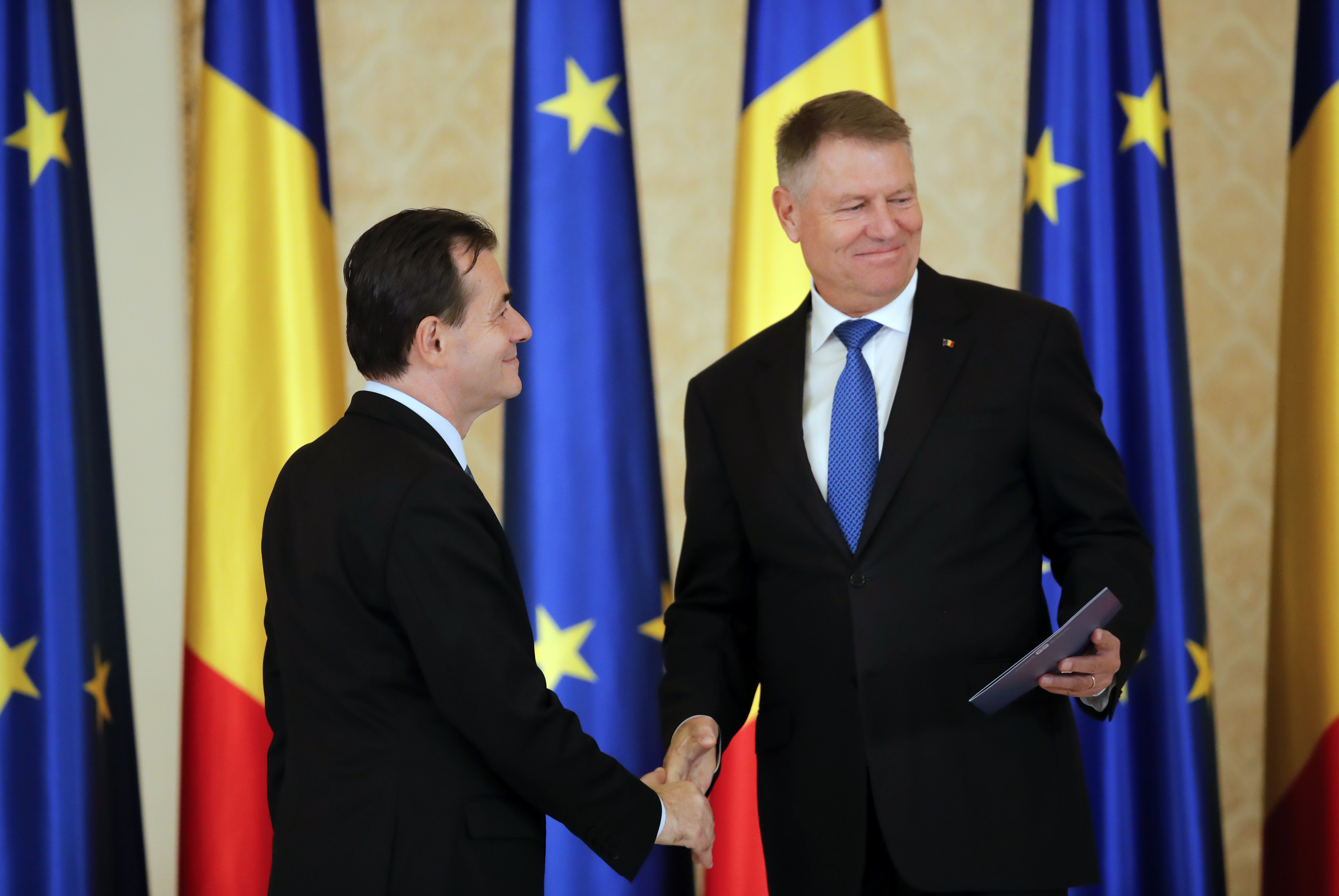 Der amtierende Staatspräsident Klaus Johannis (r.) gewann die erste Runde der rumänischen Präsidentschaftswahl