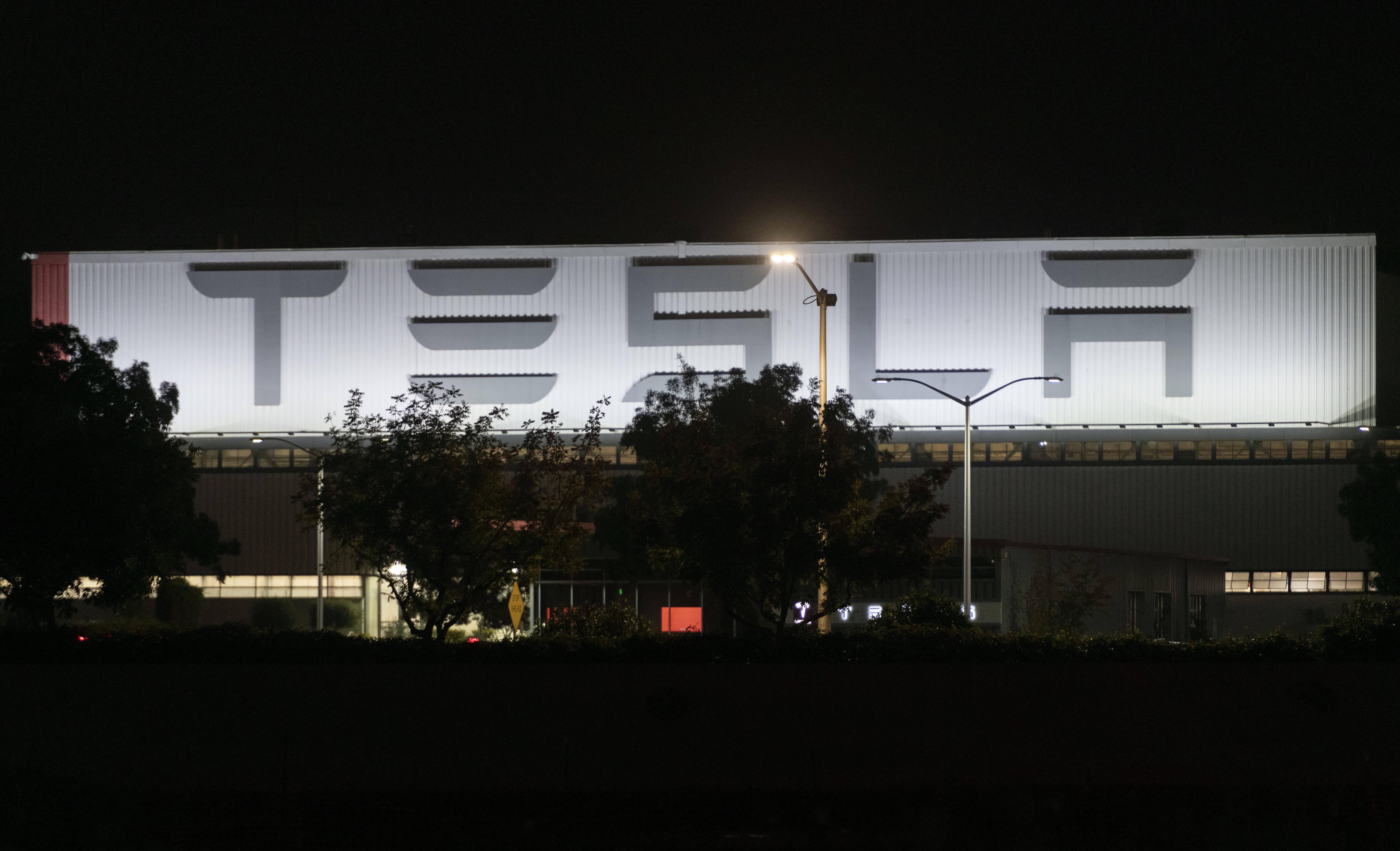 Logo von Tesla an der Fabrik in Fremont, Kalifornien