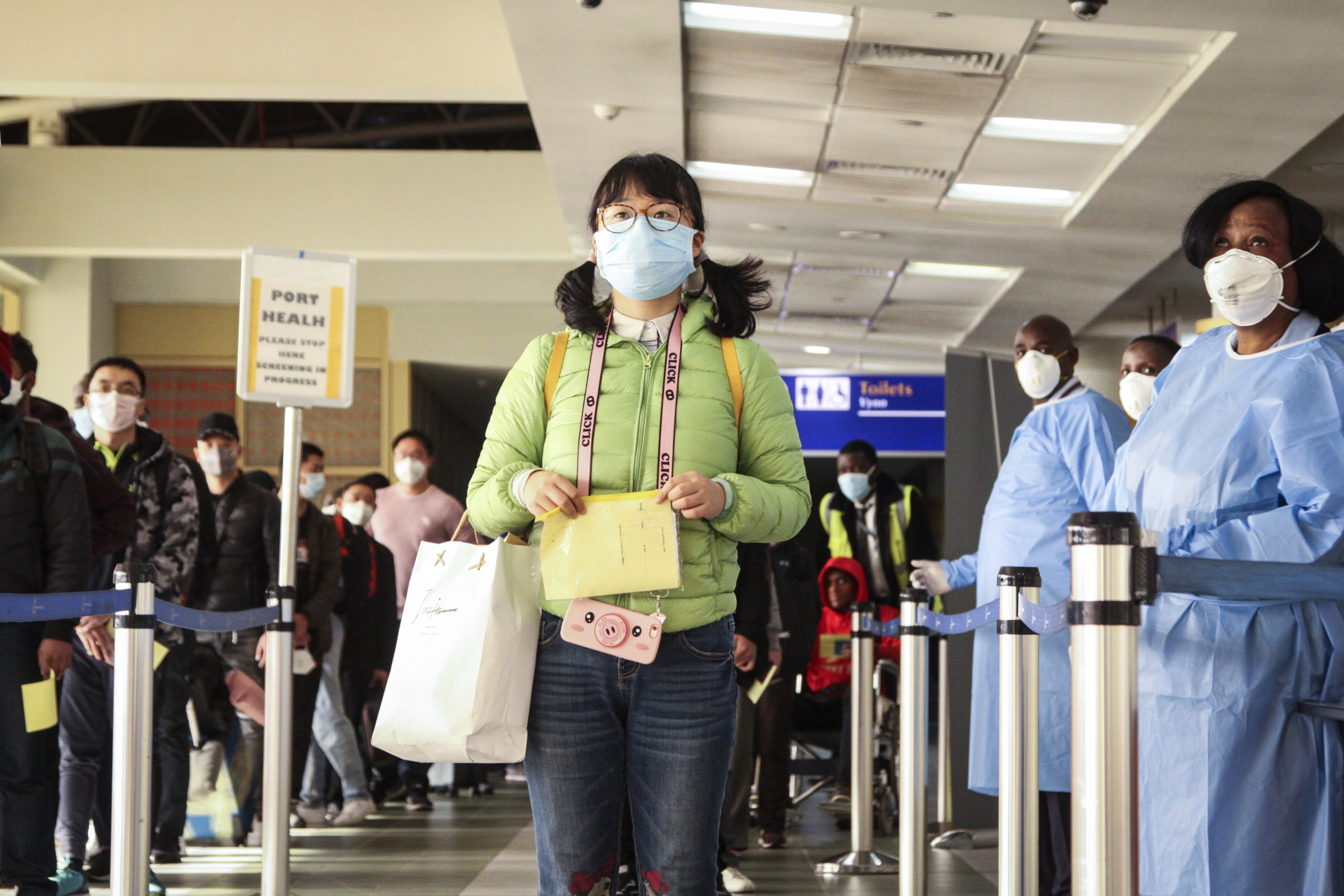 Passagiere aus China müssen sich am Flughafen in Nairobi, Kenia eines Gesundheitschecks unterziehen