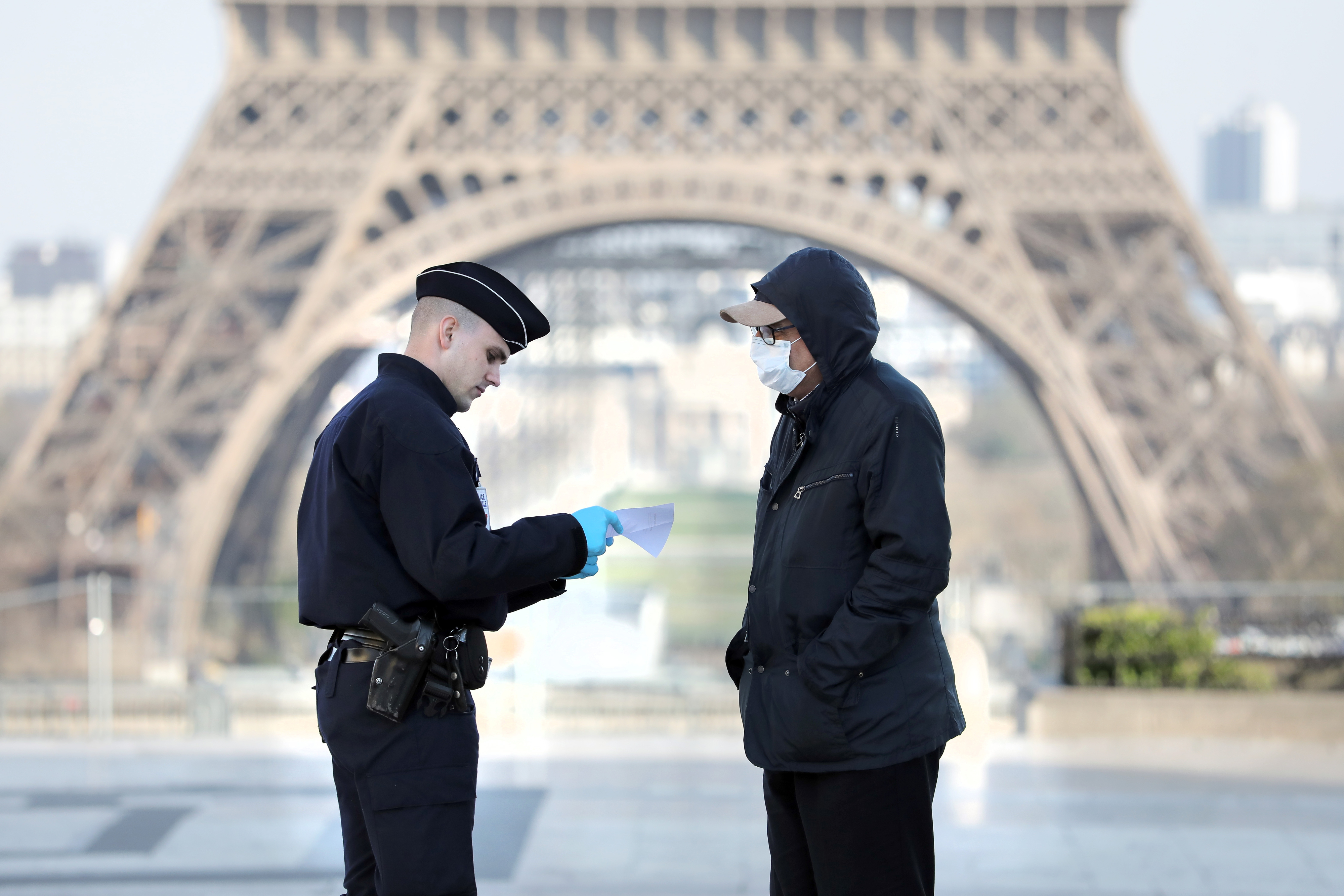 Ein Passant wird von einem Polizisten kontrolliert.