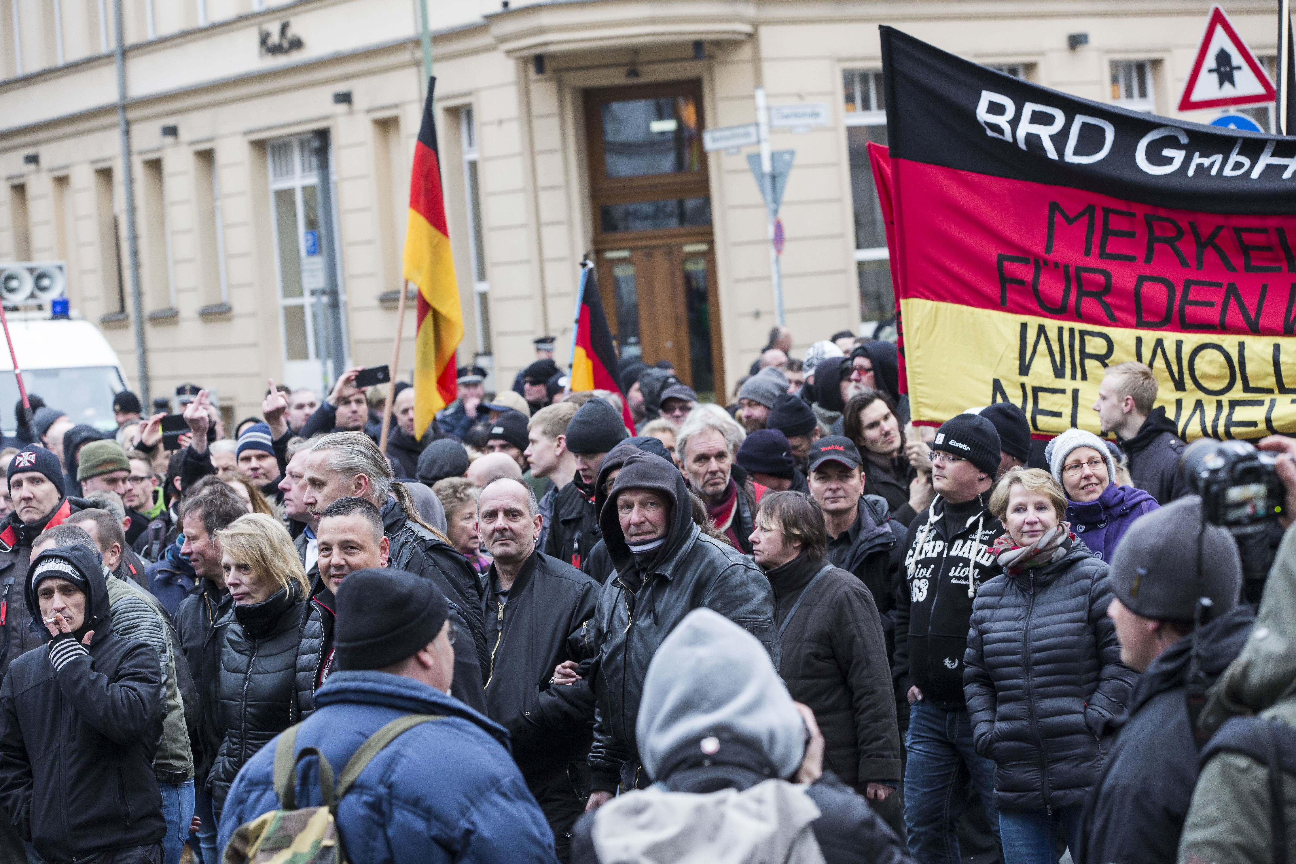 Reichsbürger und rechte Gruppierungen demonstrieren in Berlin