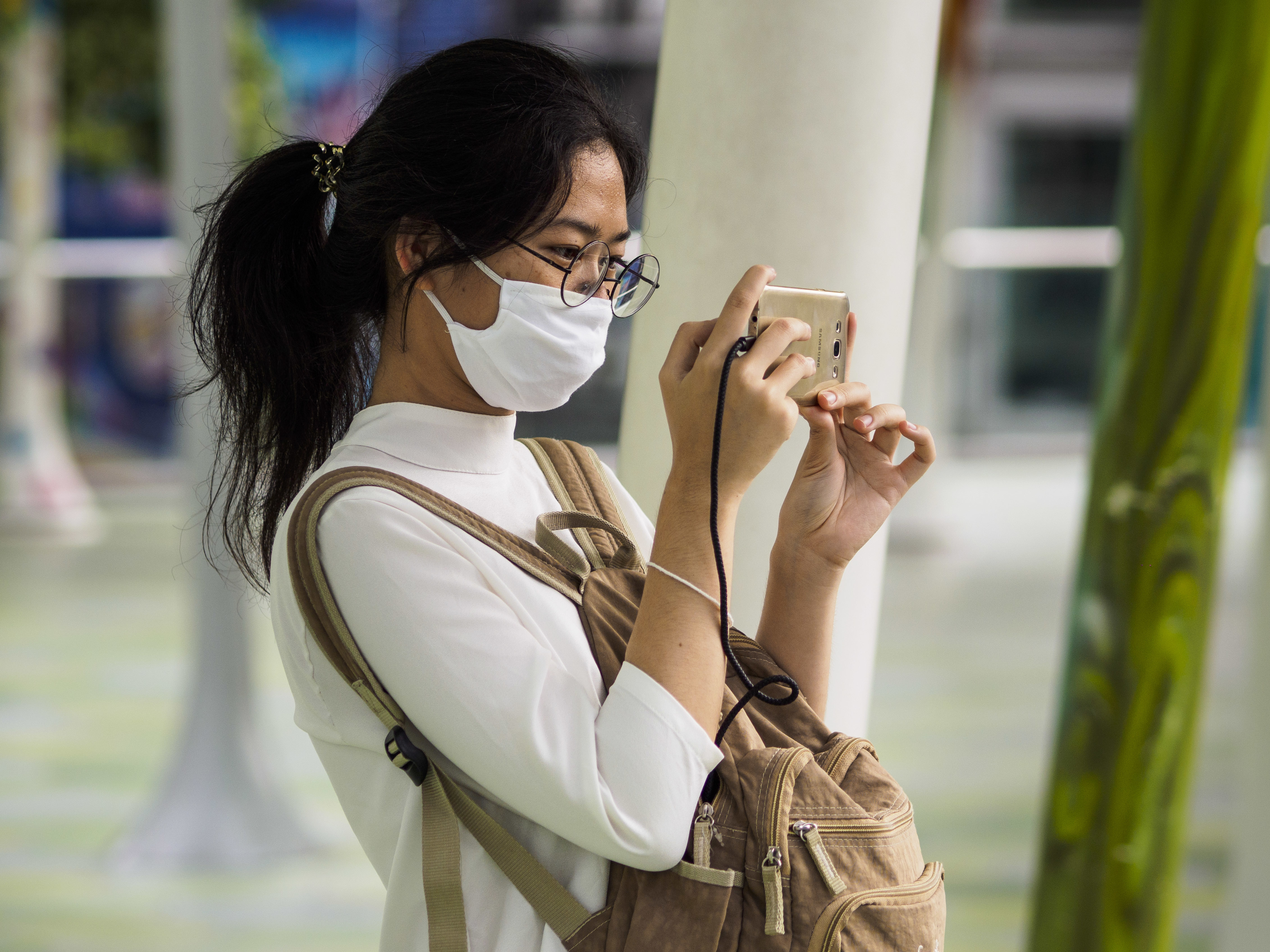 Smartphone-Nutzerin in Bangkok