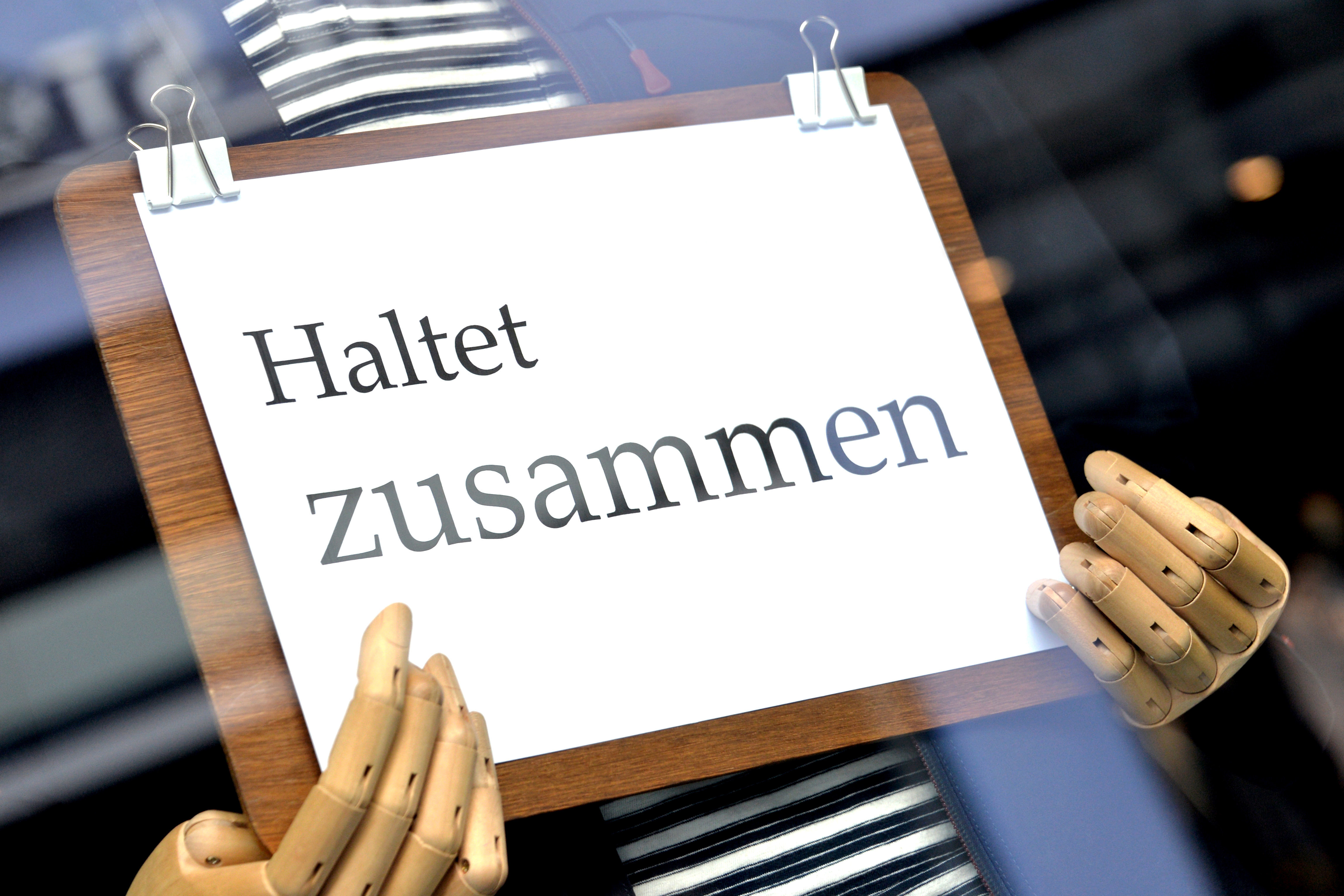 Schild "Haltet zusammen"