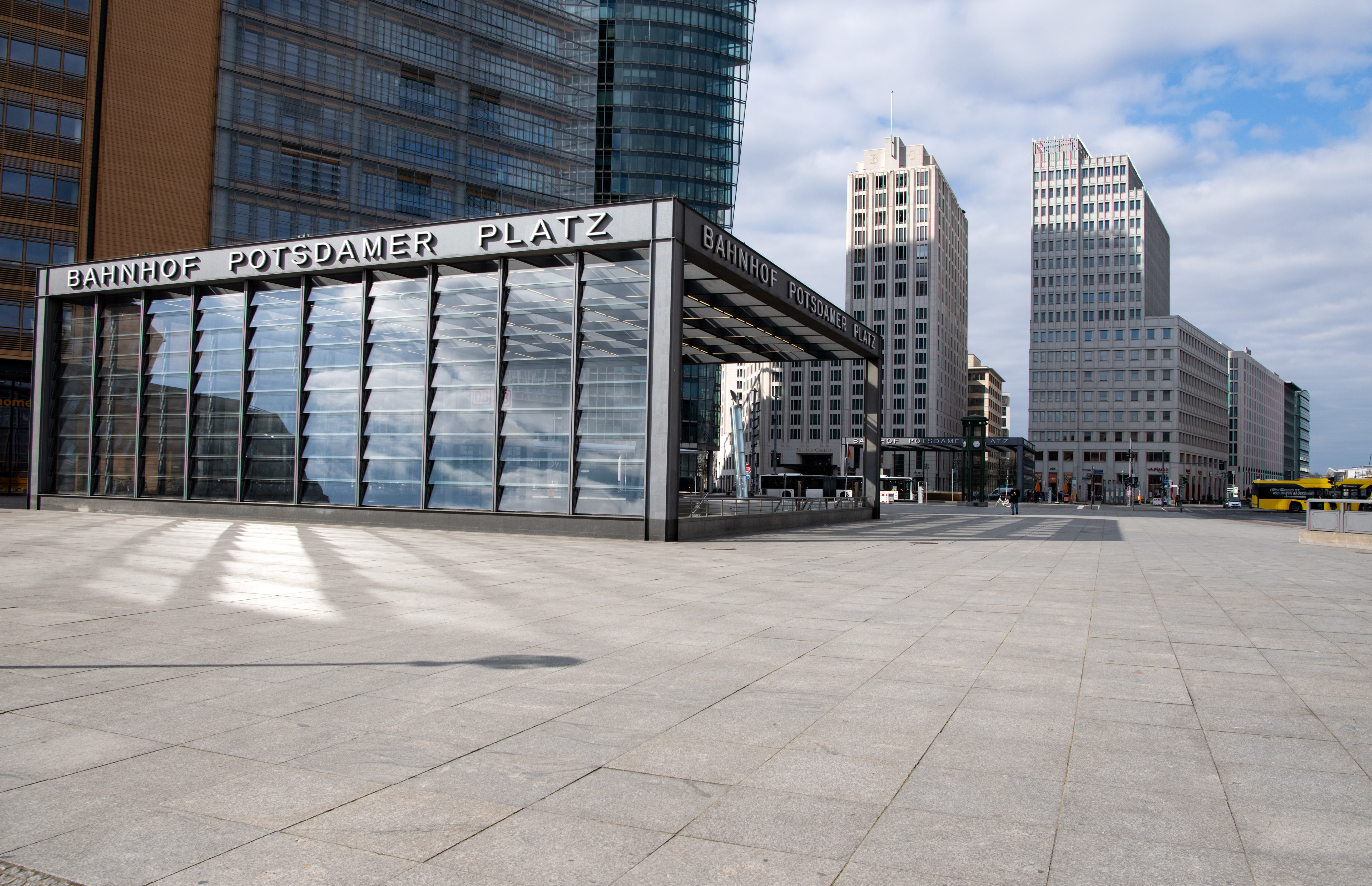 Fast leer ist am Donnerstagnachmittag der Potsdamer Platz. Durch die massiven Einschränkungen der Bewegungsfreiheit im Rahmen der Corona-Krise ist auch der Tourismus in der Hauptstadt zum Erliegen gekommen.