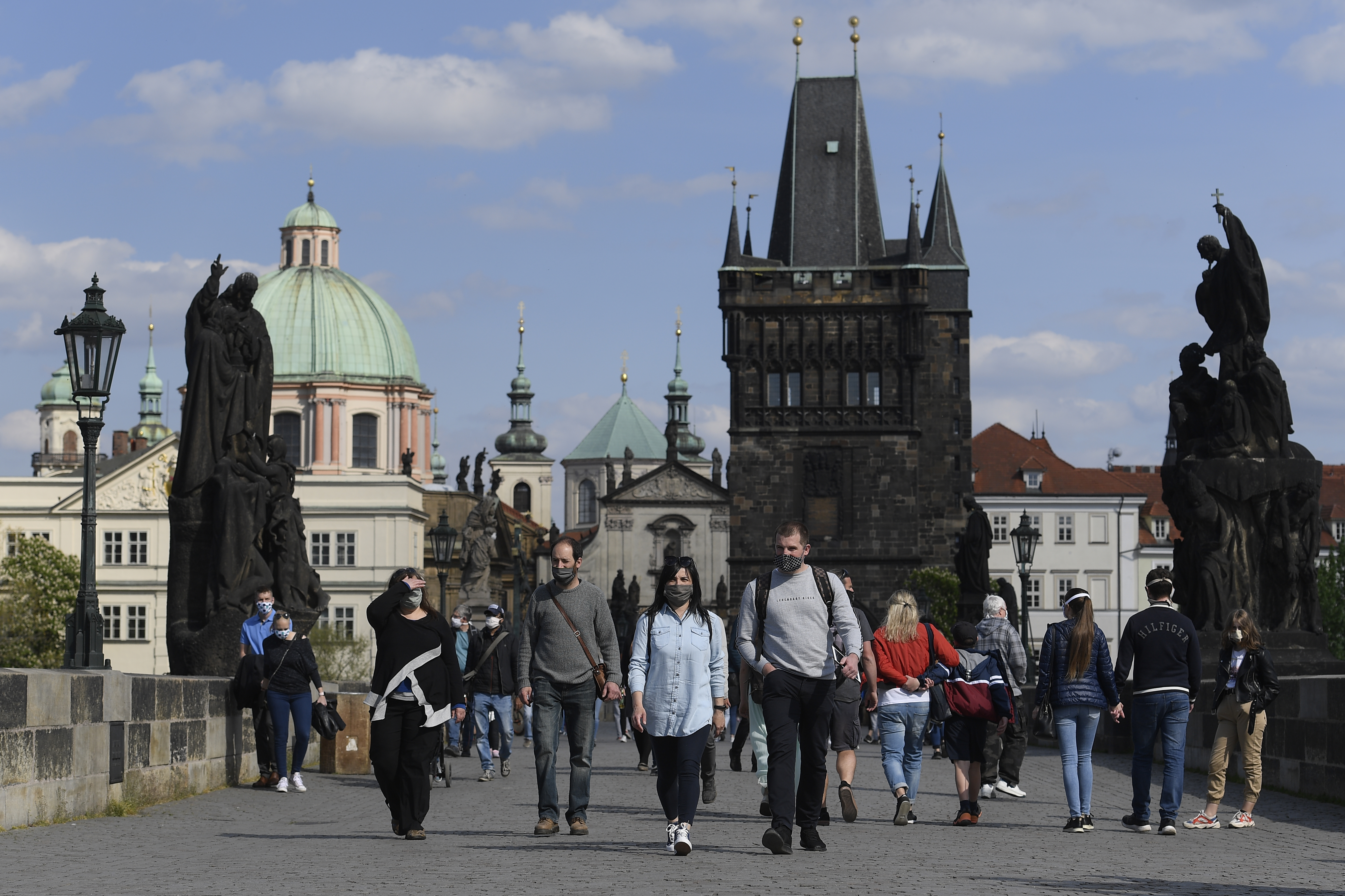 Karlsbrücke mit Passanten