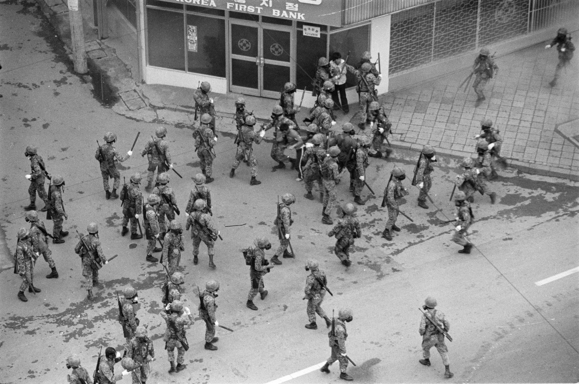 Nach tagelangen Massendemonstrationen der Bevölkerung schlug das Militär die Proteste am 18. Mai gewaltsam nieder. 