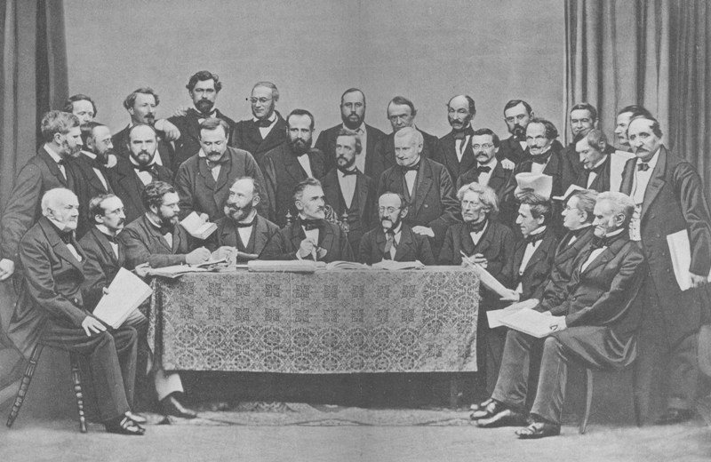 Vertreter der Deutschen Fortschrittspartei 1862, u.a. Rudolf Virchow (2. Reihe, 2. vl.), Franz Duncker (2. Reihe 1.v.l.), Karl Twesten (2. Reihe, 6. vl.) sowie Leopold Freiherr von Hoverbeck (3. Reihe, 5. vl.) (Quelle: ADL, Leopold Freiherr von Hoverbeck)