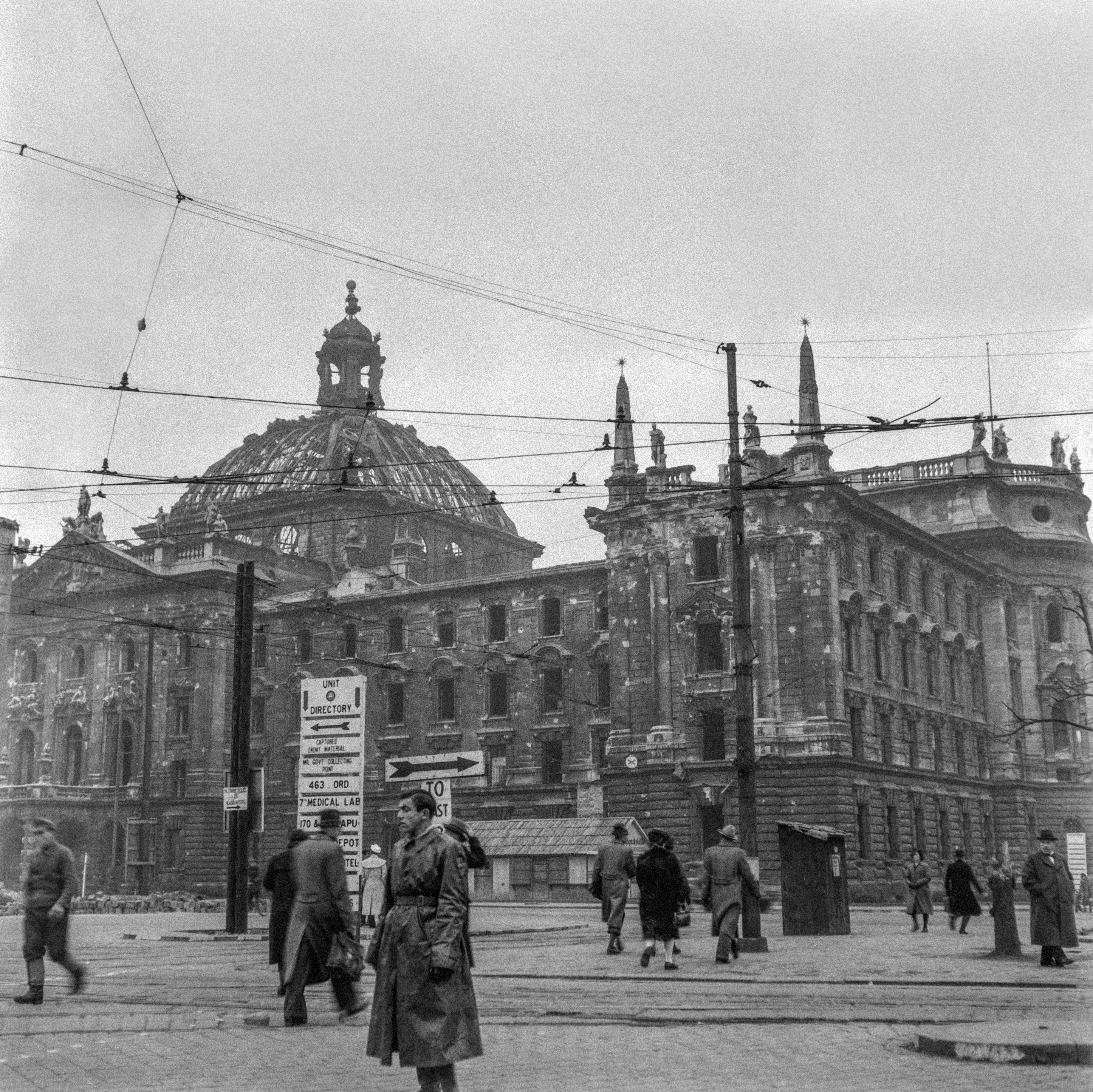 Die deutsche Stadt Muenchen unmittelbar nach Ende des Zweiten Weltkriegs, aufgenommen im Mai 1945.