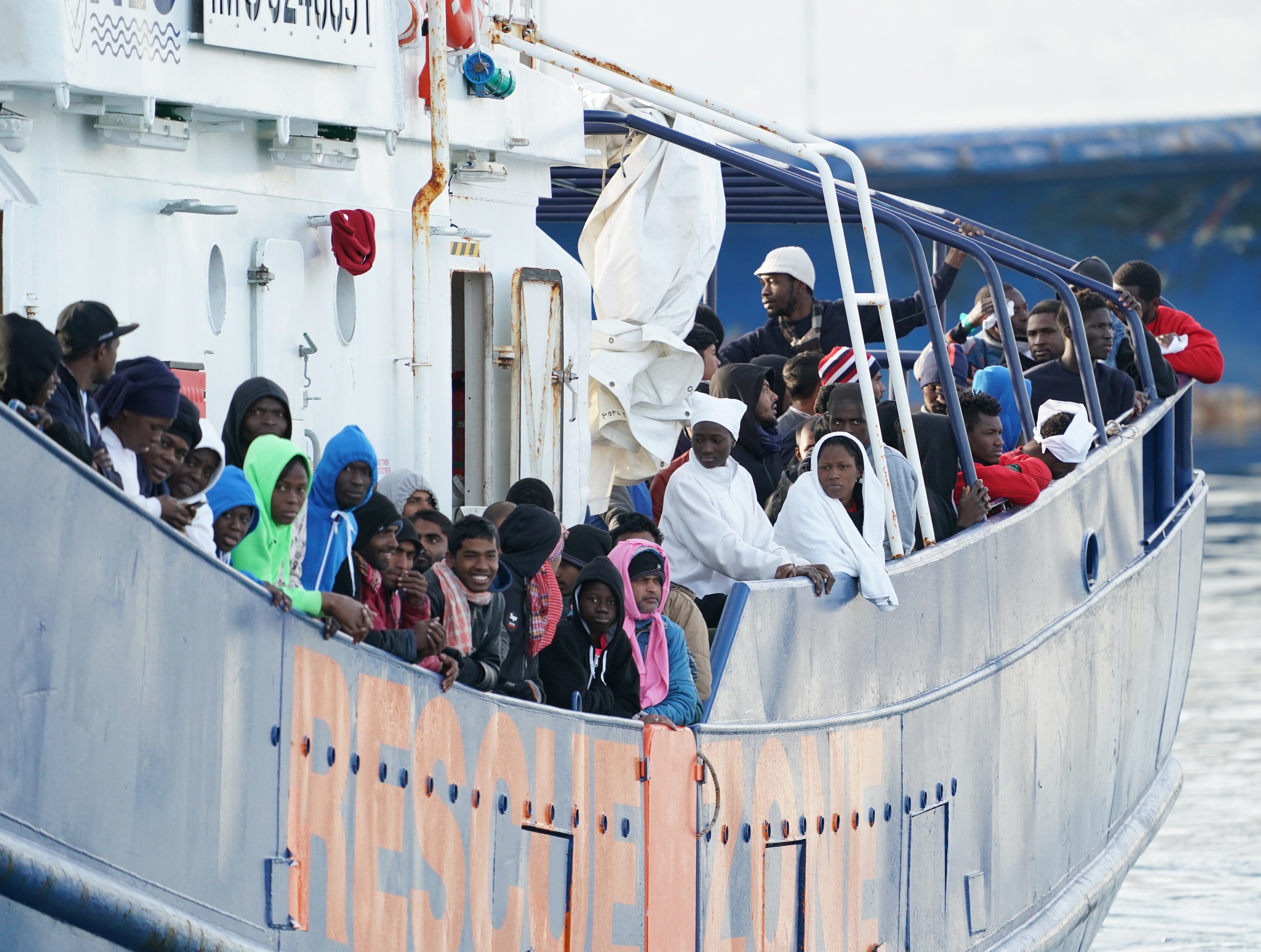 Flüchtlingsboot im Hafen von Messina