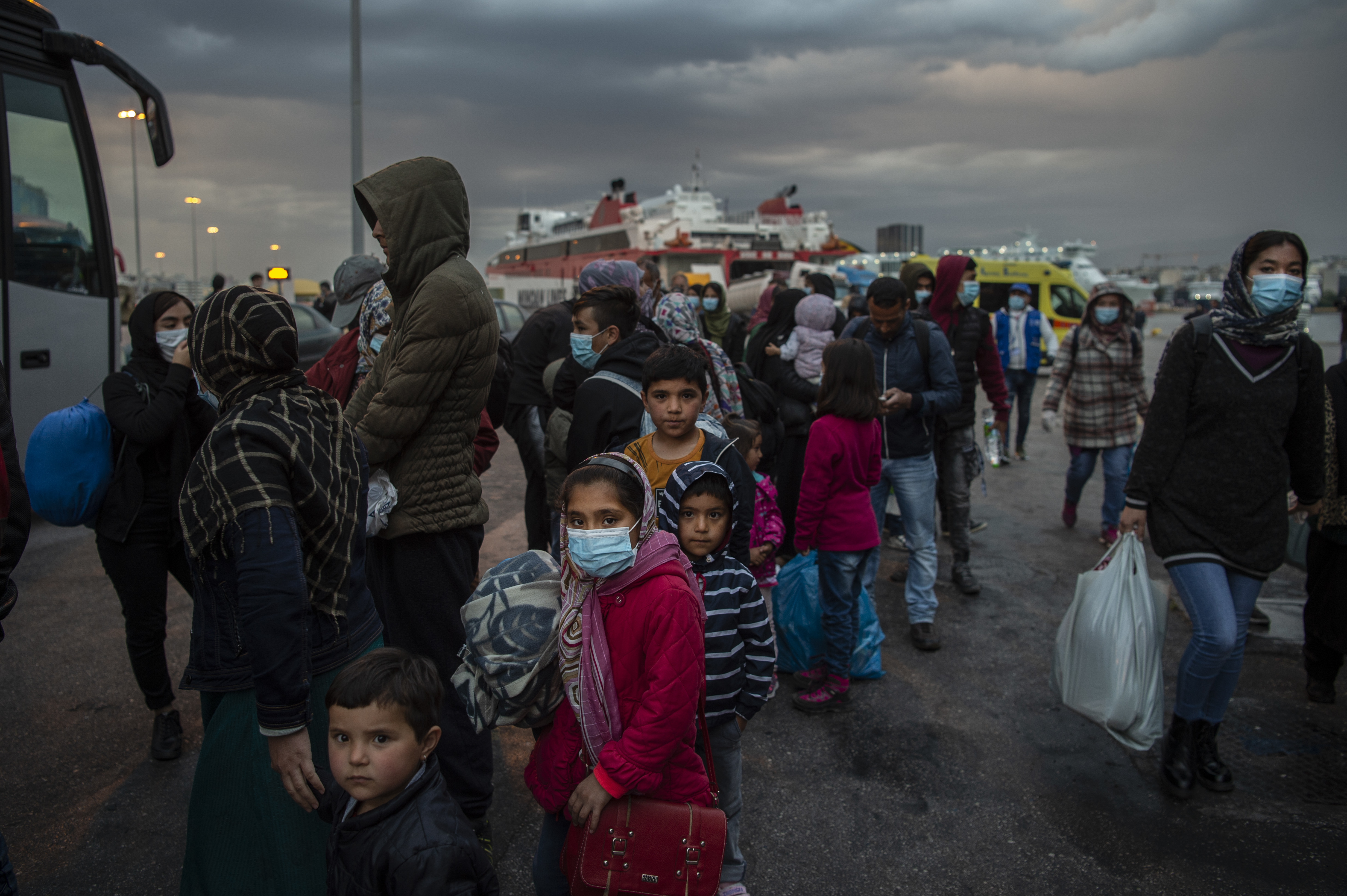 Migranten gehen im Hafen von Piräus bei Athen an Land.