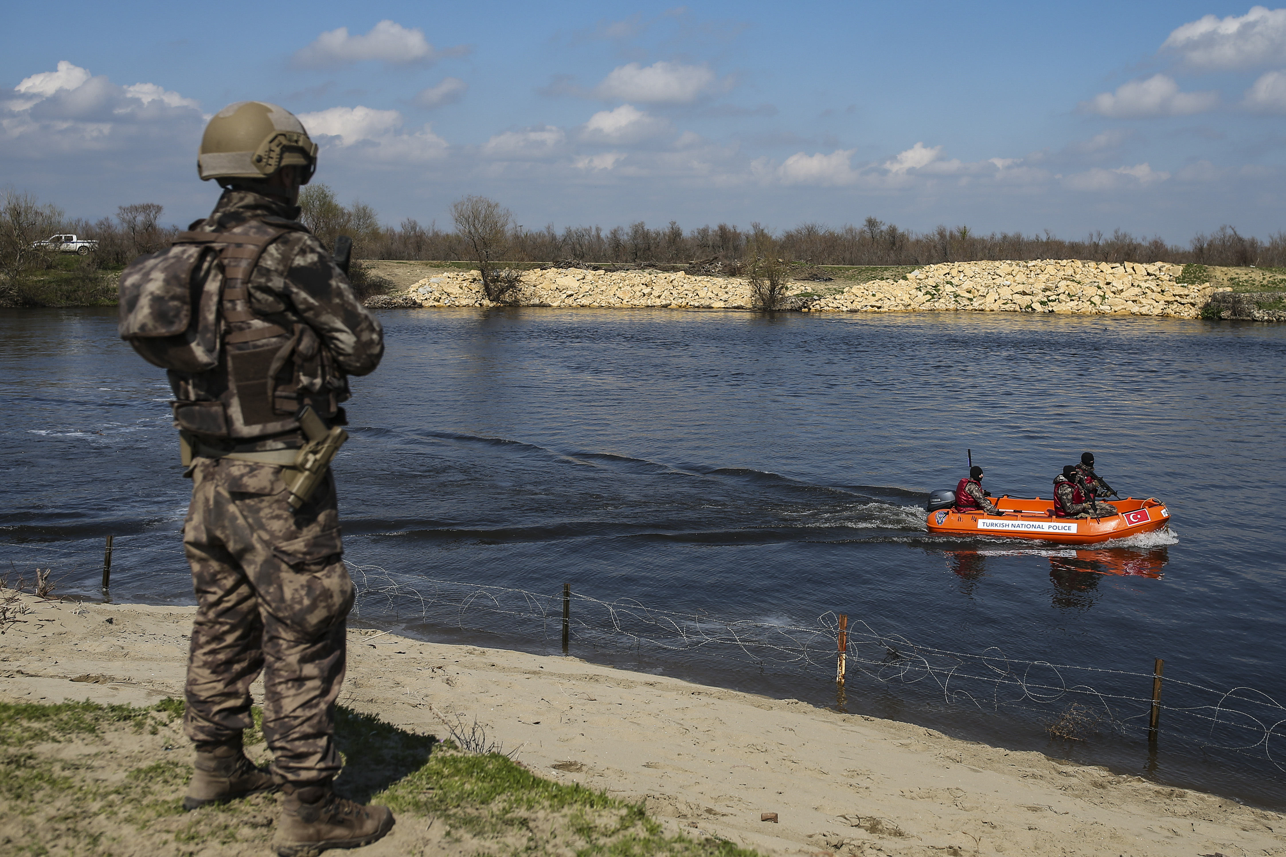 Türkisches Spezialkräfte-Team patrouilliert auf einem Schnellboot entlang des Maritsa-Flusses an der türkisch-griechischen Grenze in der Nähe des Dorfes Karpuzlu in der Region Edirne
