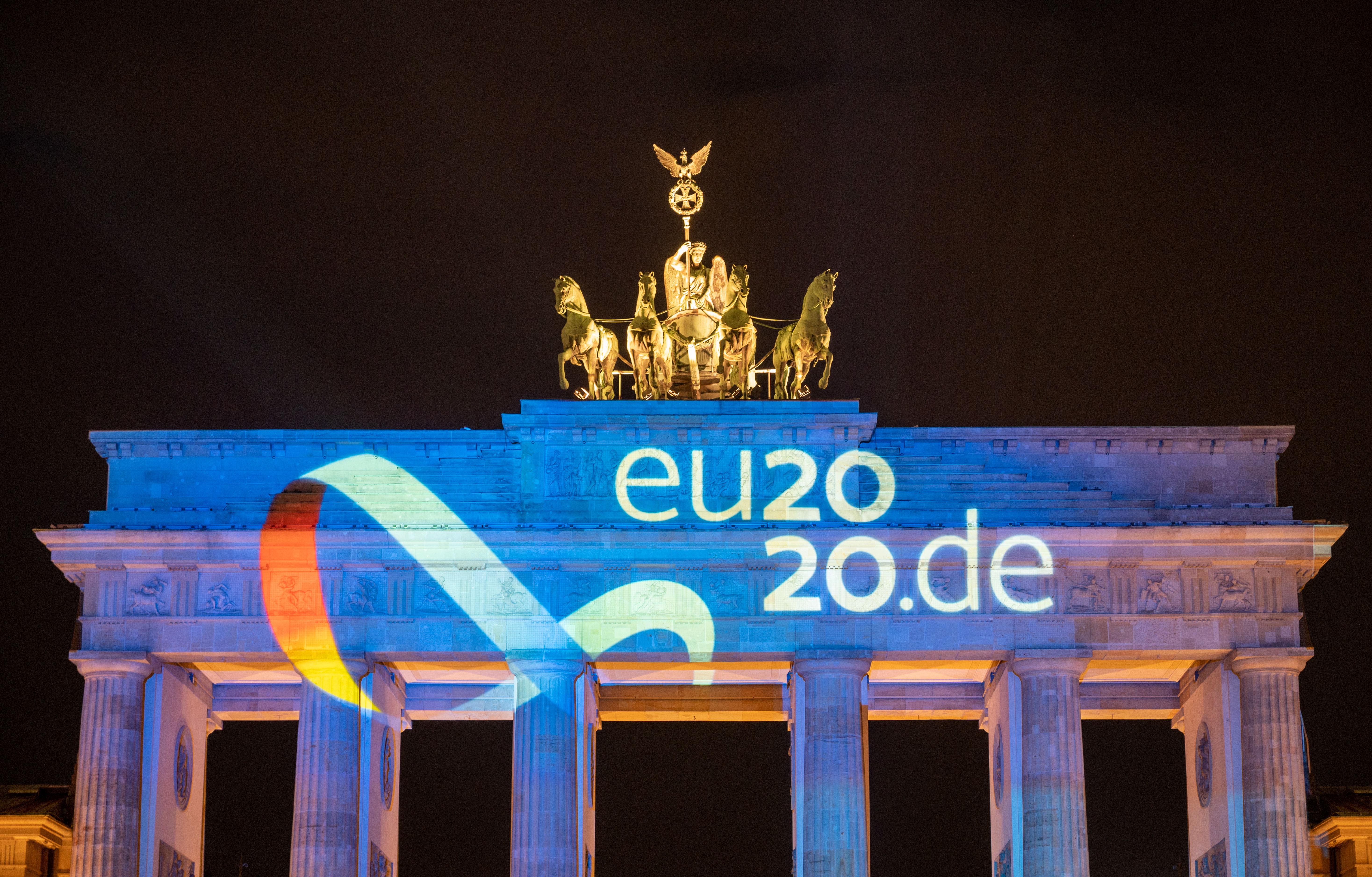 Brandenburger Tor mit Animation des Logos der deutschen Ratspräsidentschaft 