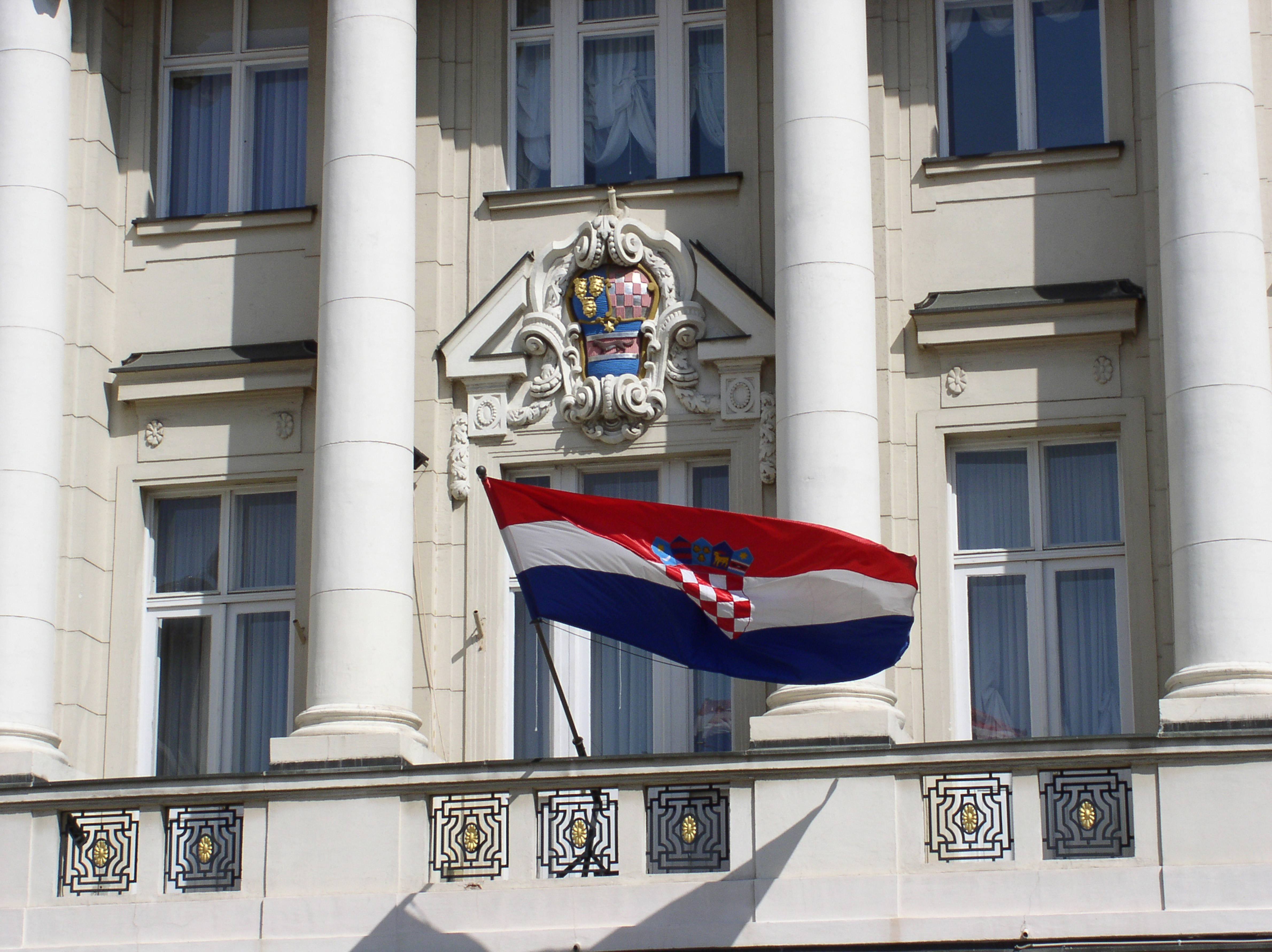 Kroatische Flagge am Parlament in Zagreb