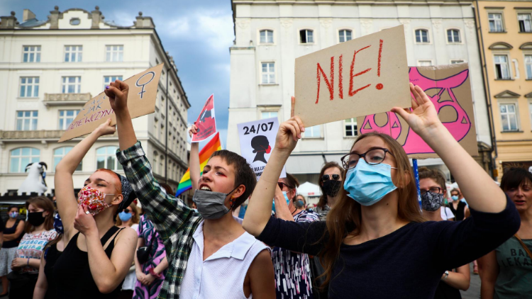 Protest gegen häusliche Gewalt auf dem Hauptplatz in Krakau