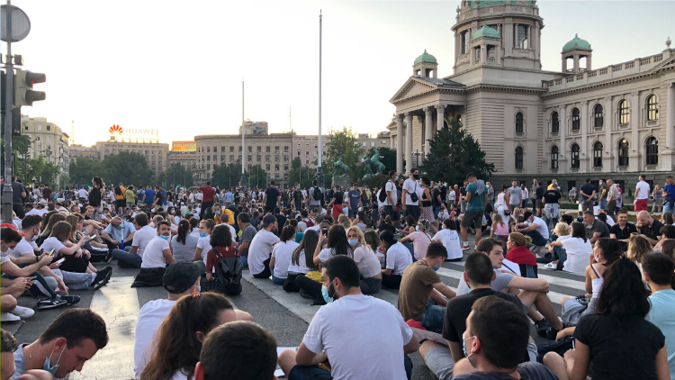 Sitzdemonstration vor dem serbischen Nationalparlament