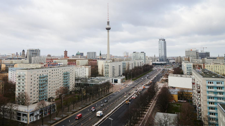 Ein Blick über die Karl-Marx-Allee in Berlin