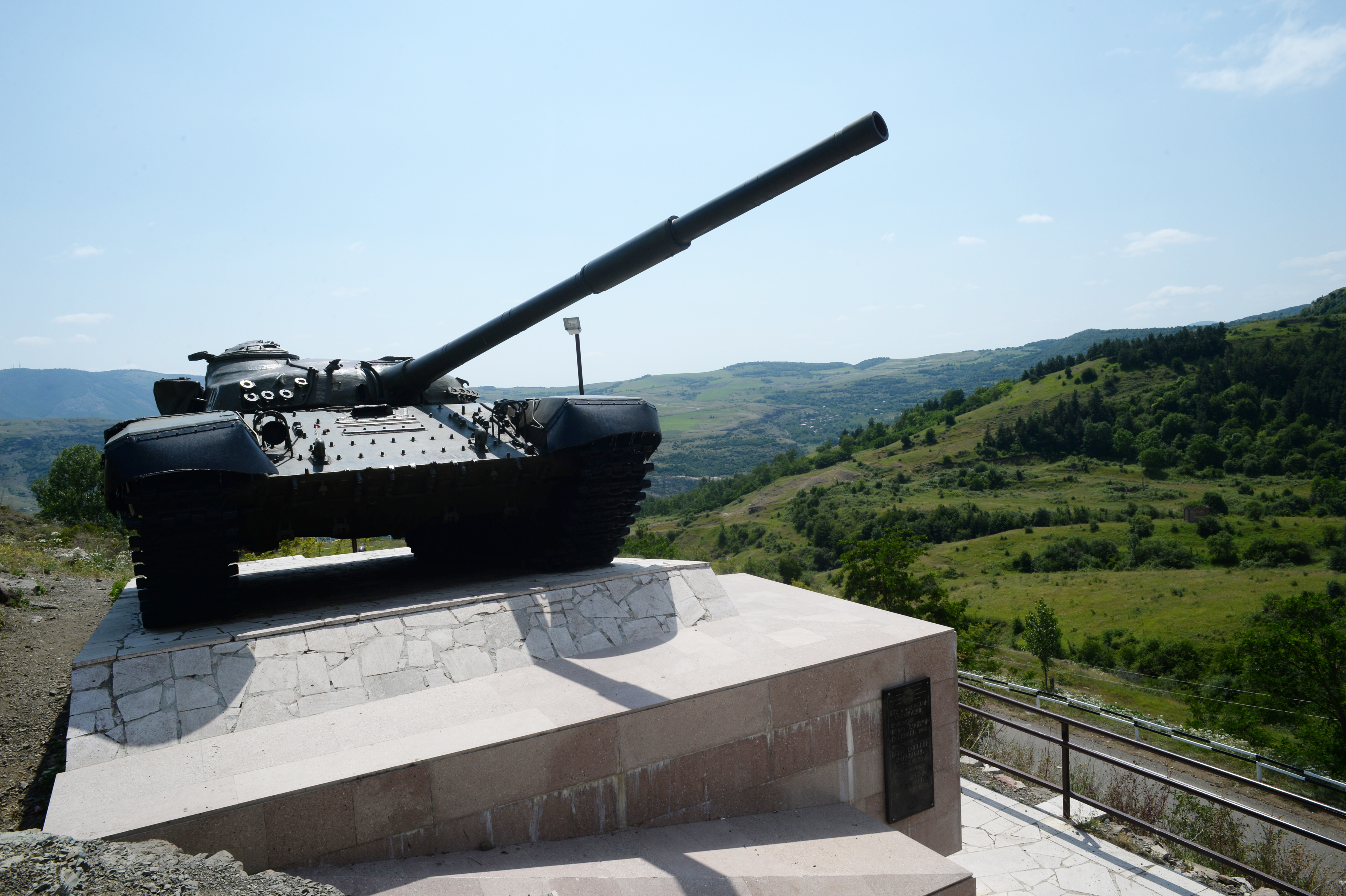 Ein Panzerdenkmal bei Schuschi in der Region Bergkarabach erinnert am 25.06.2014 an die Einnahme der strtegisch wichtigen Stadt Schuschi im Jahr 1992.