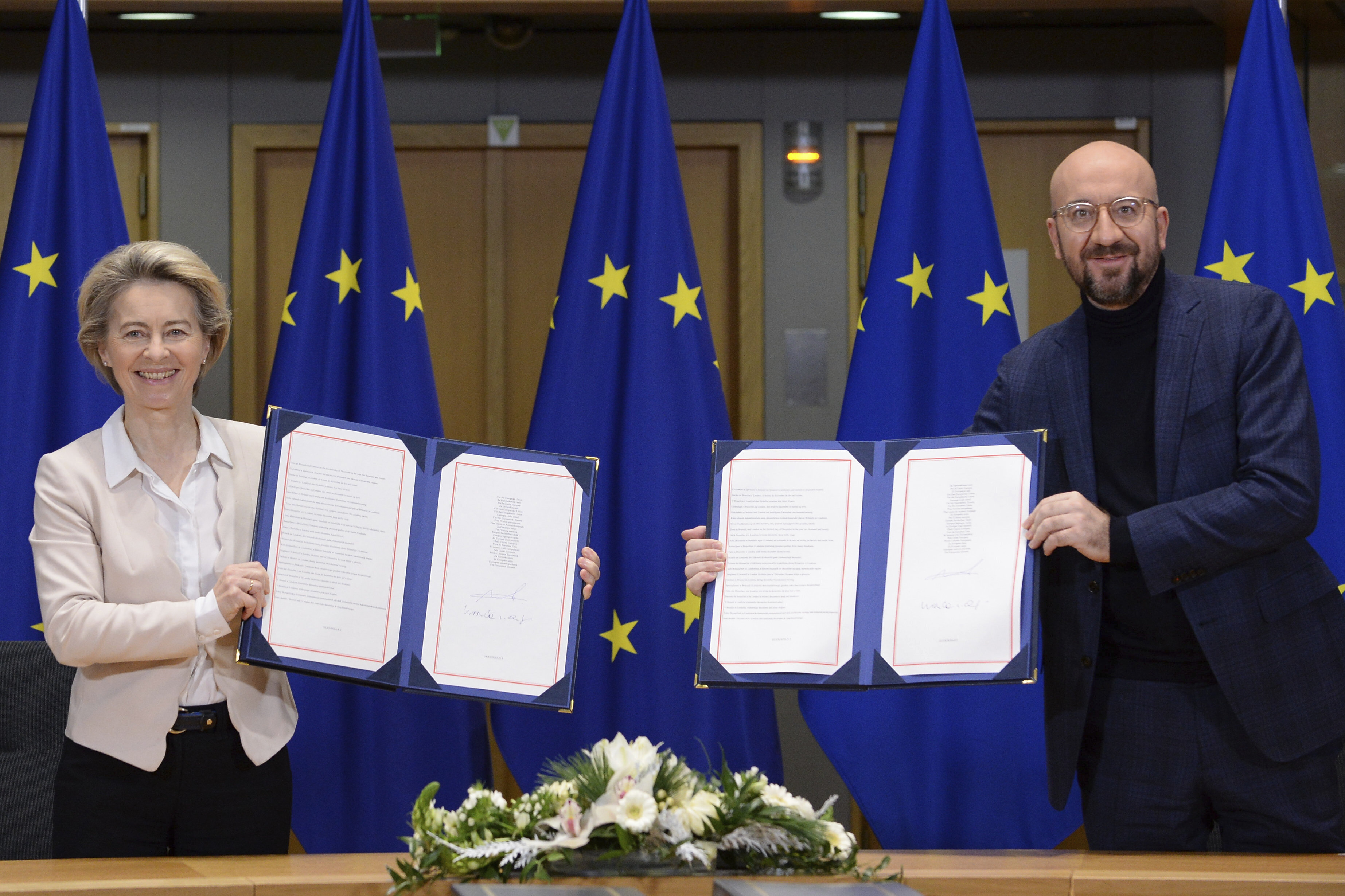 Ursula von der Leyen and Charles Michel sign Brexit agreement