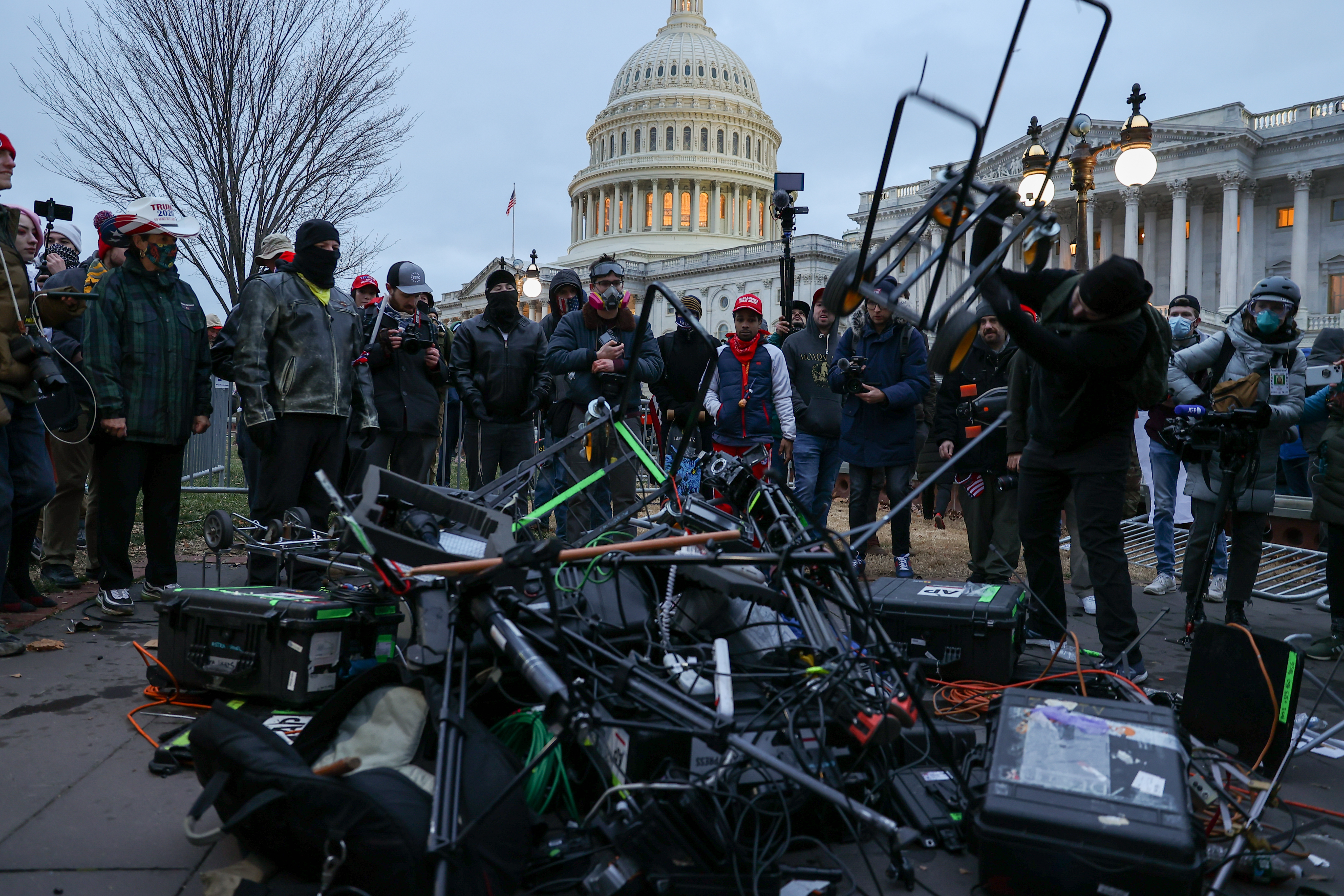 Sturm aufs Kapitol Trump Unterstützer zerstören Medienequipment