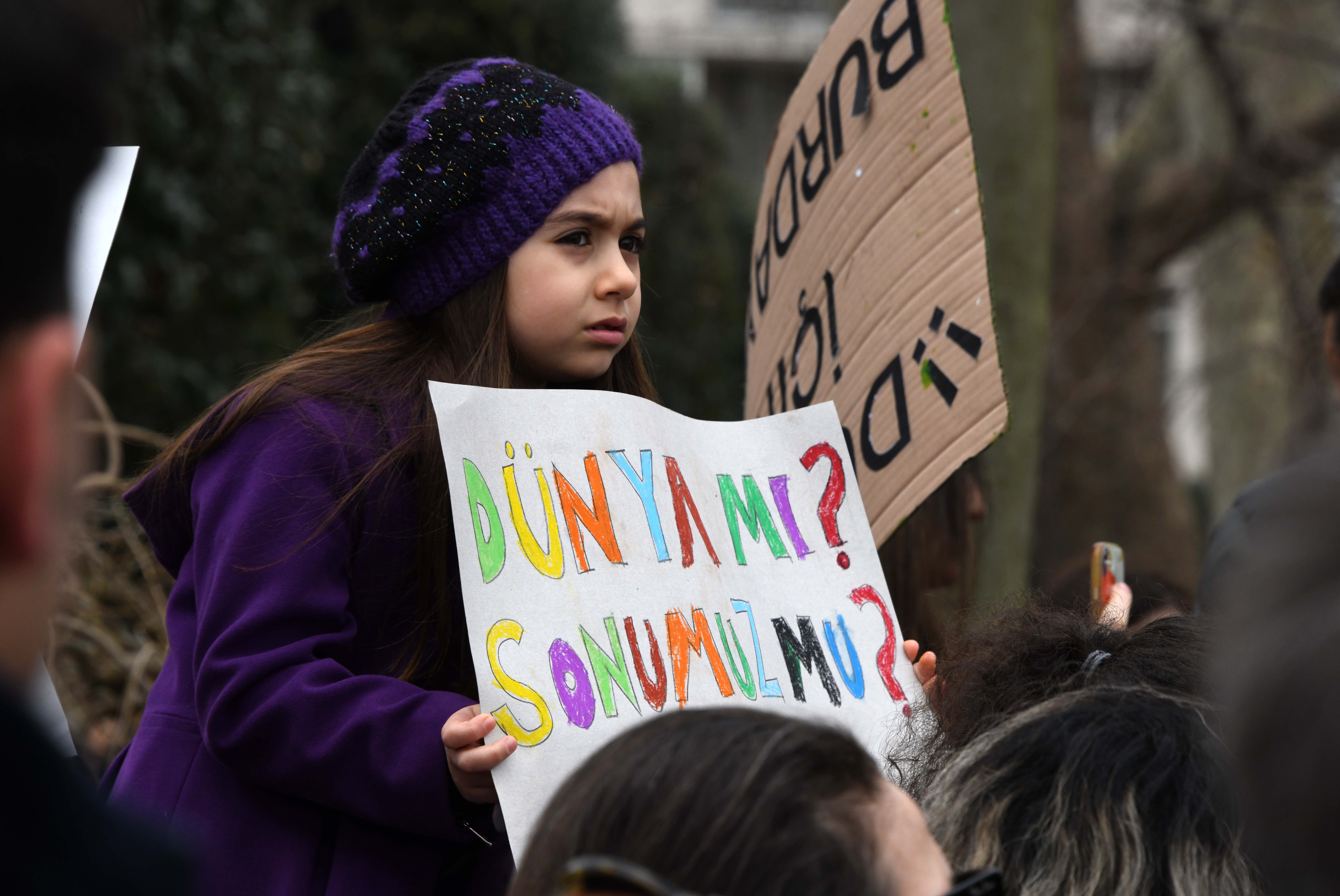 Eine Schülerin auf einem Klimastreik in Istanbul