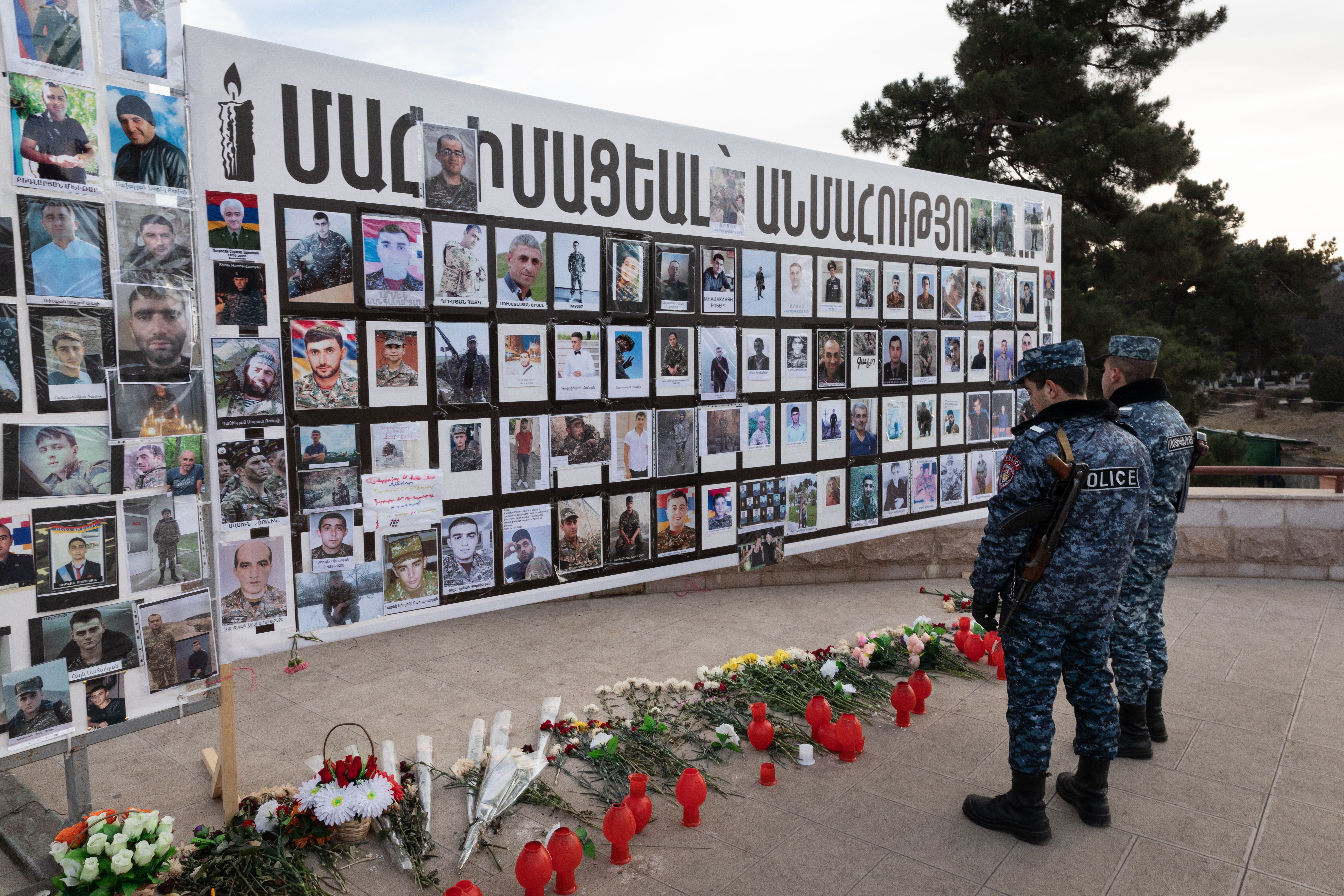 Armenische Polizisten vor einem Mahnmal für die gefallenen Soldaten des Krieges um Bergkarabach