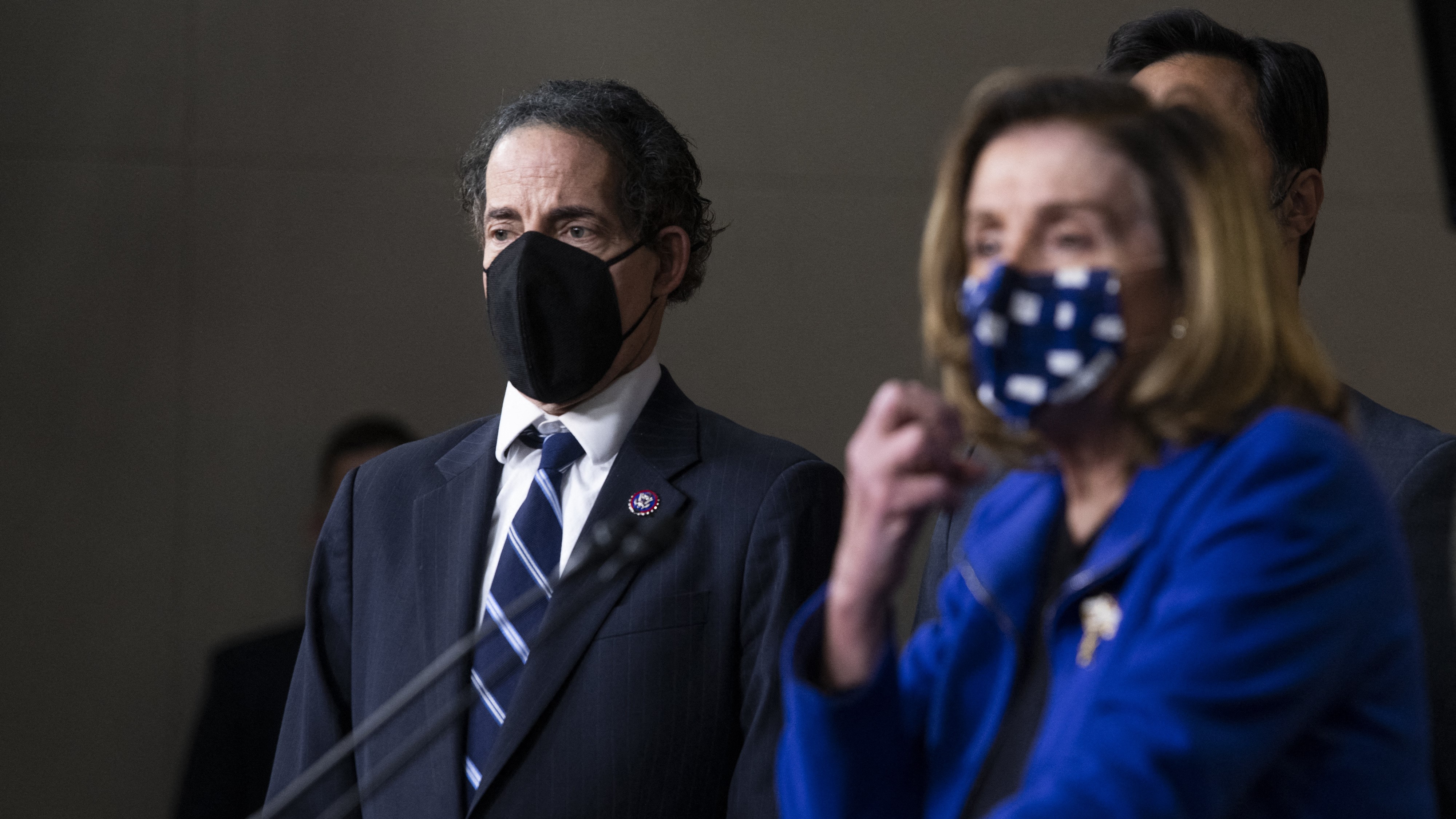 Die Sprecherin des Repräsentantenhauses, Nancy Pelosi, und Impeachment-Manager Jamie Raskin auf einer Pressekonferenz nach dem Freispruch Trumps.