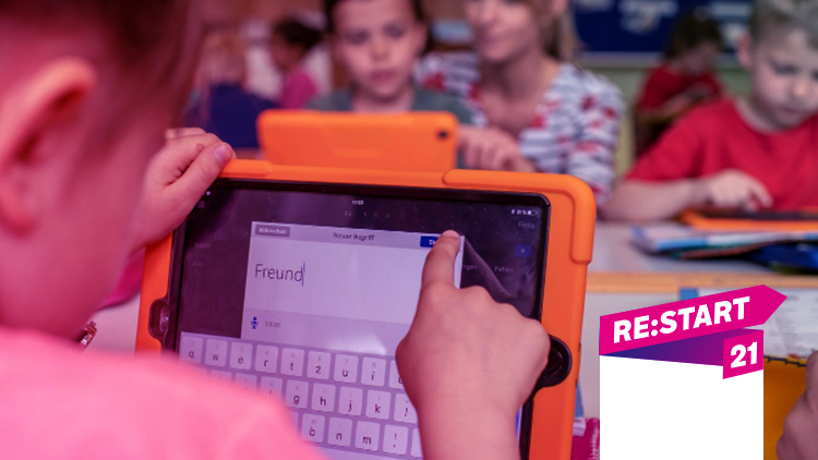 Grundschüler arbeiten in der Grundschule Offenstetten mit einem Tablet. 