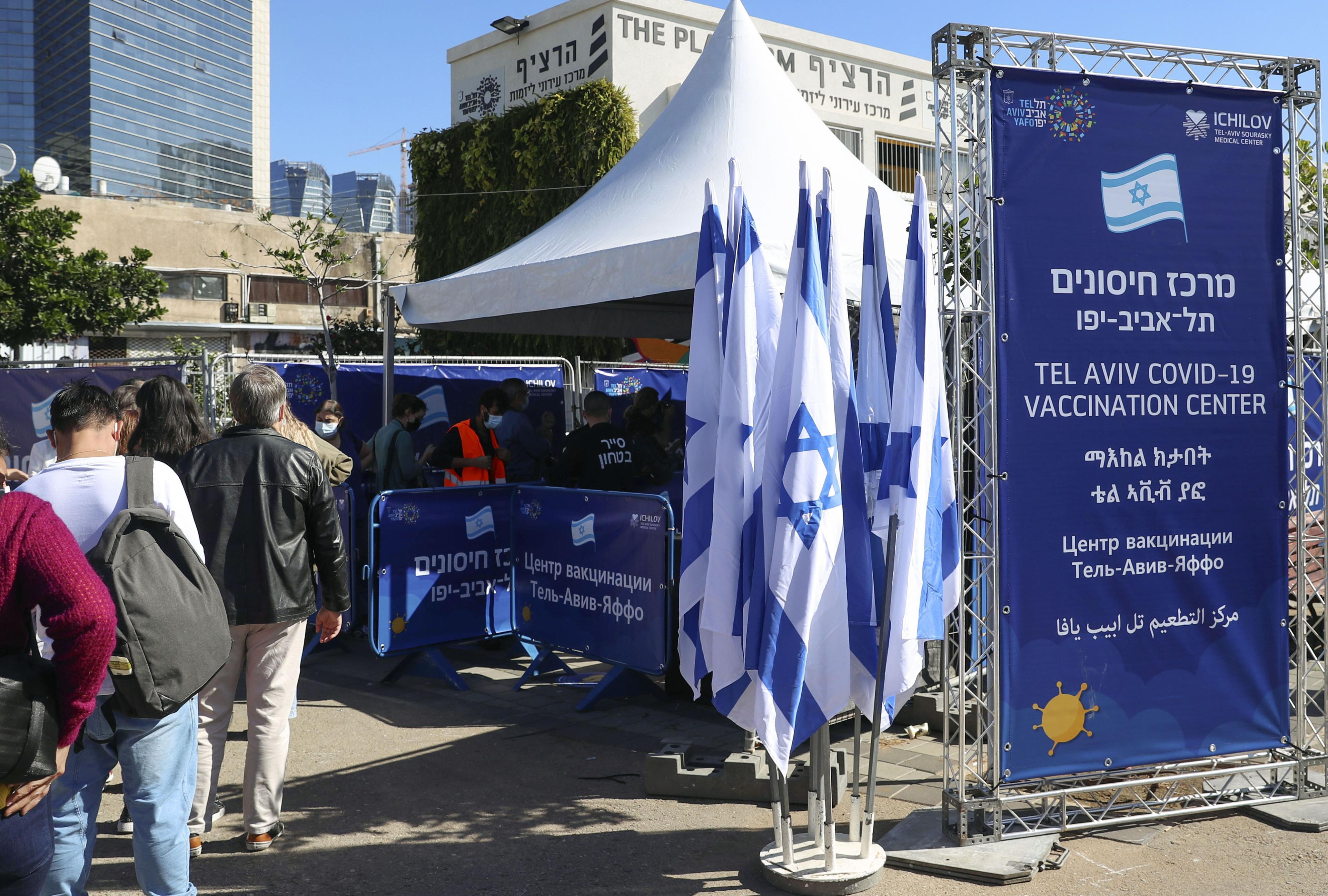 Menschen warten in einer Schlange vor einem Veranstaltungsort in Tel Aviv auf die Impfung für ausländische Einwohner in Israel