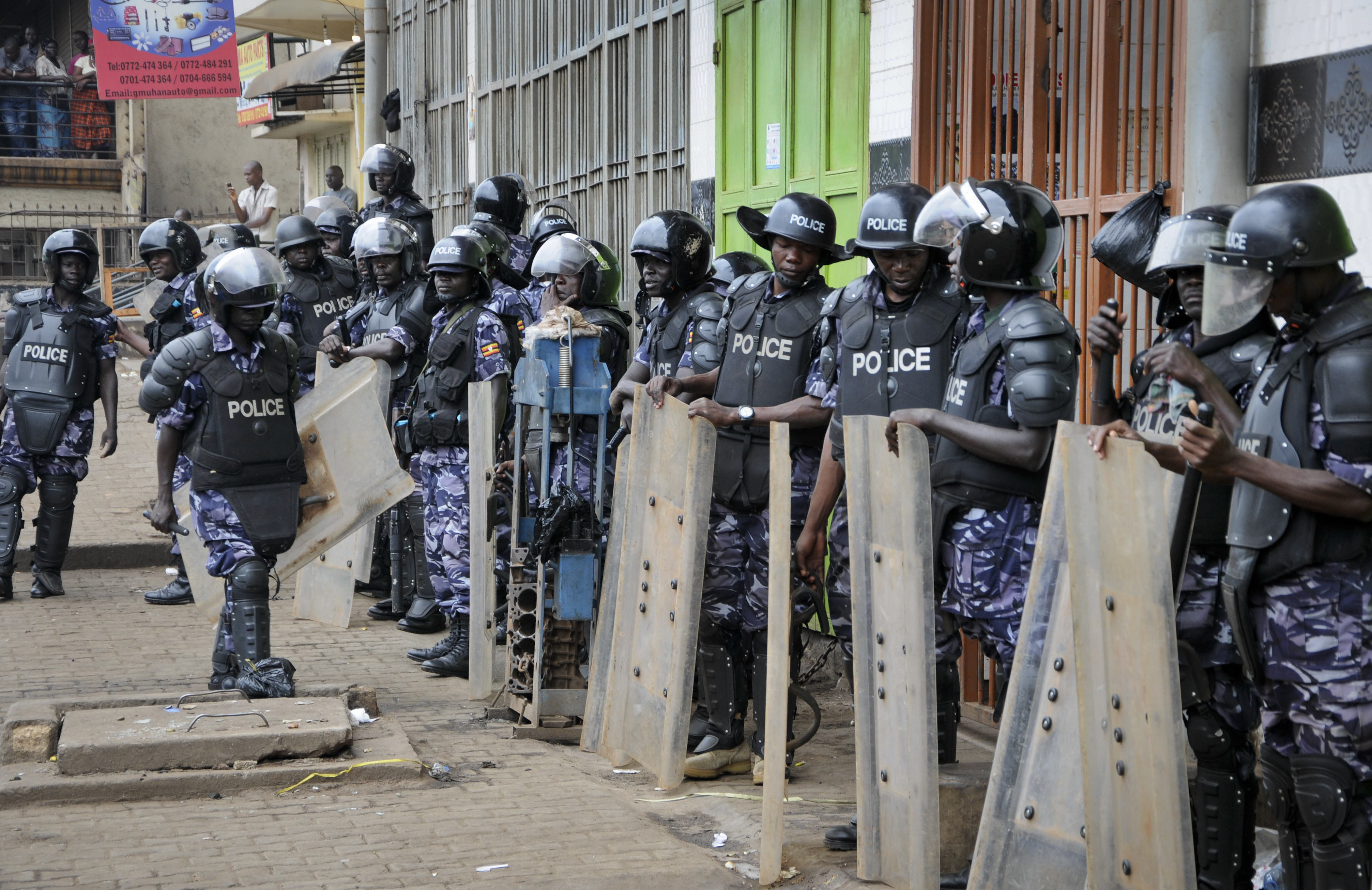 Ugandische Polizisten vor dem Haus des führenden Oppositionellen Bobi Wine