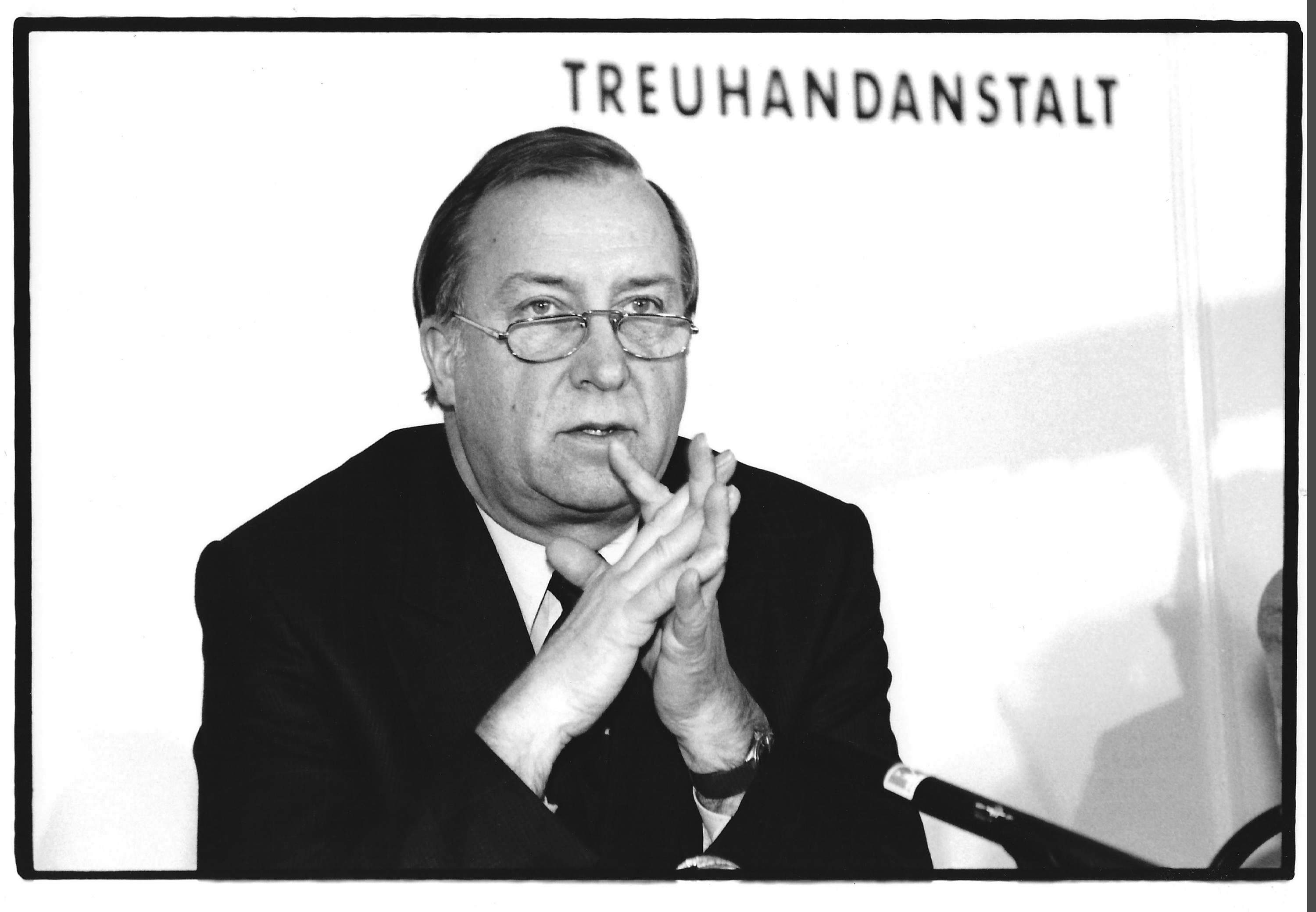 Detlev Karsten Rohwedder auf einer Pressekonferenz der Treuhandanstalt